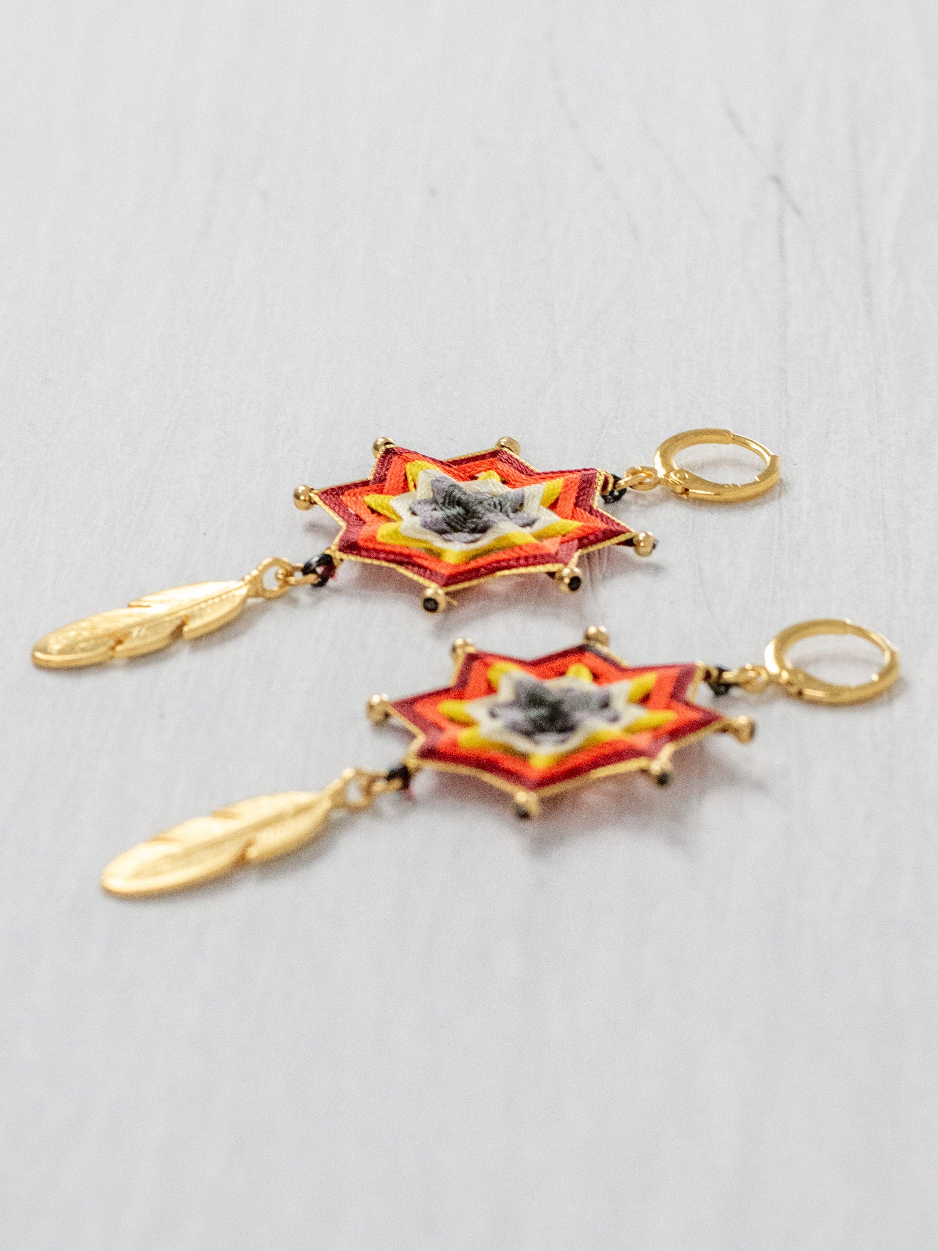 Aretes mandala estrella con plumas chicos