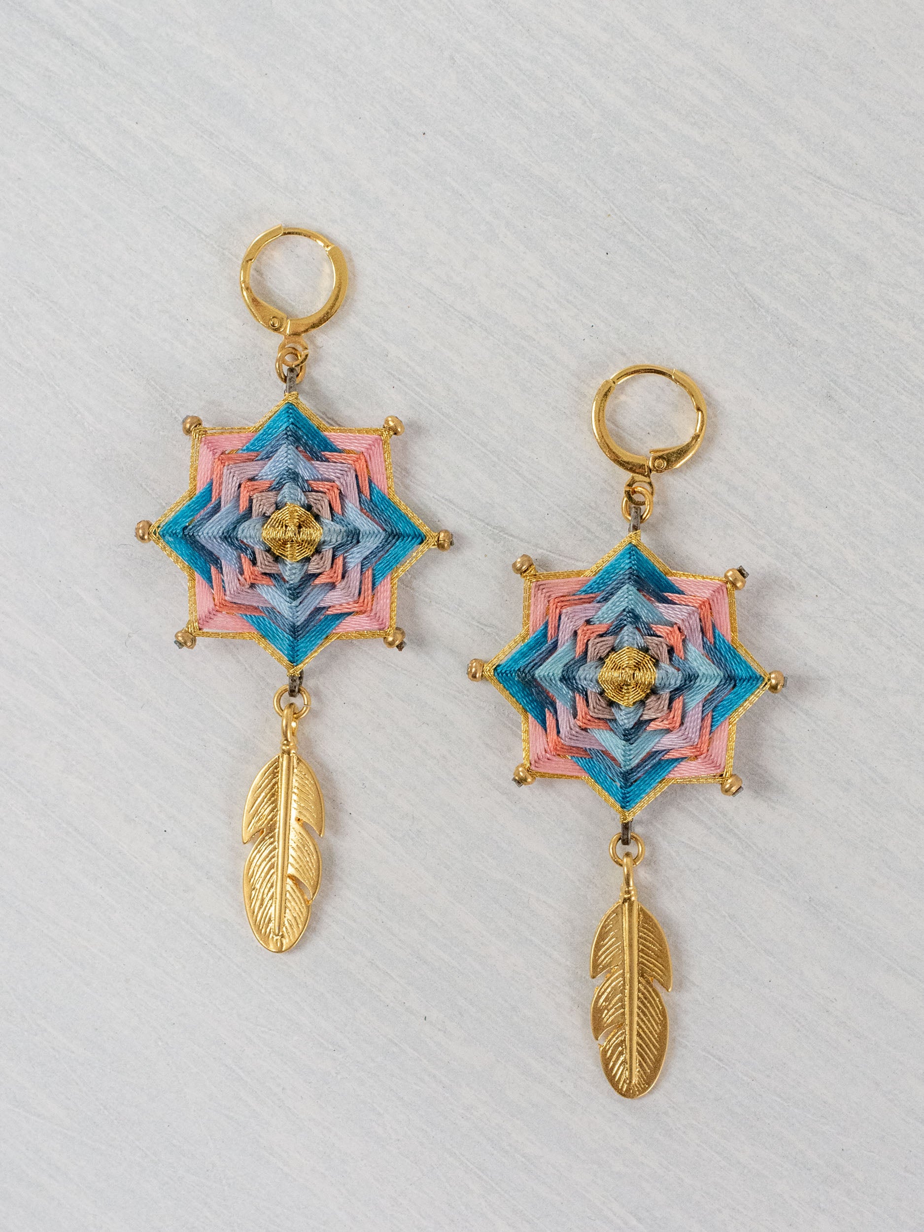 Aretes mandala estrella con plumas chicos