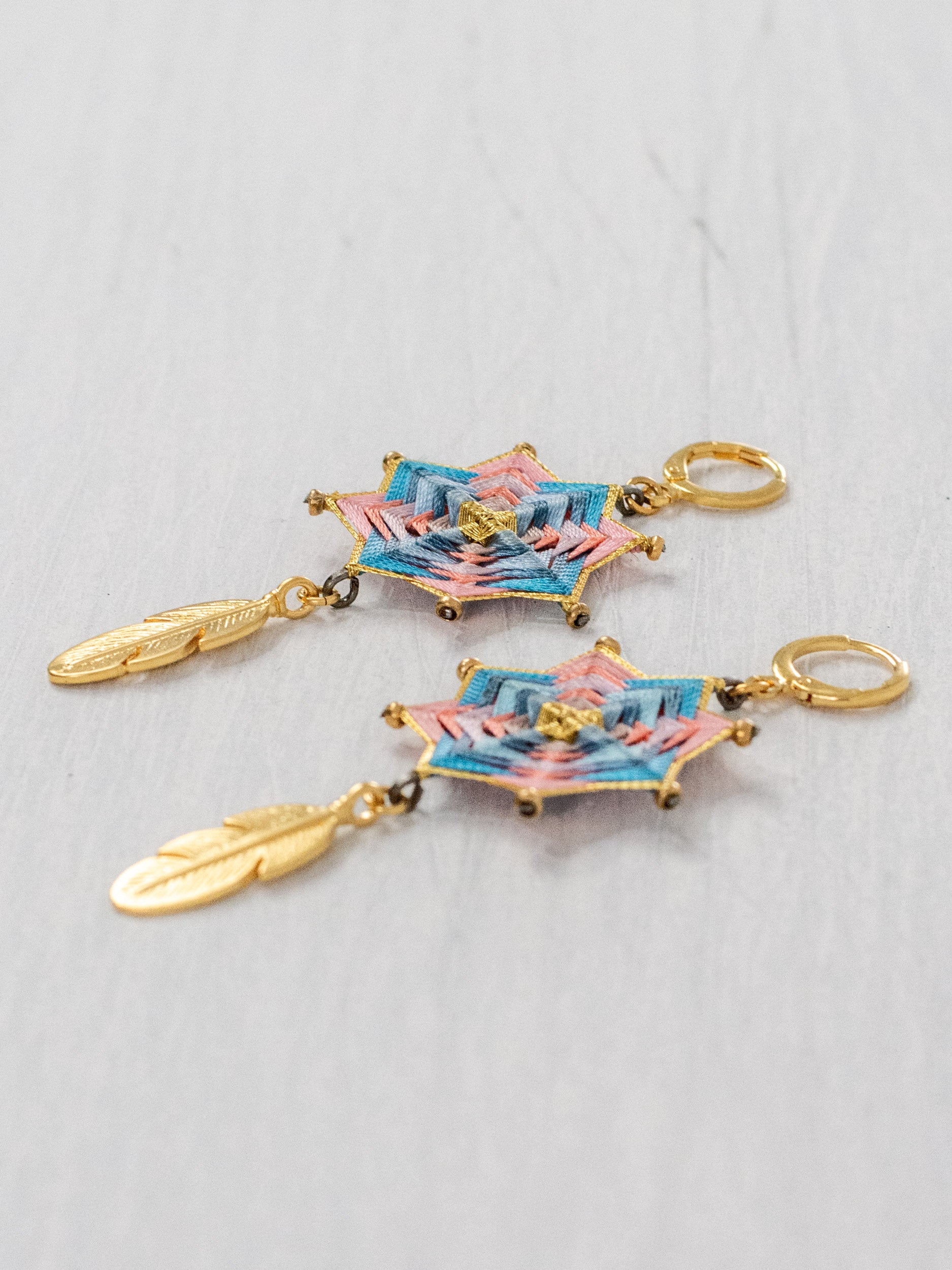 Aretes mandala estrella con plumas chicos