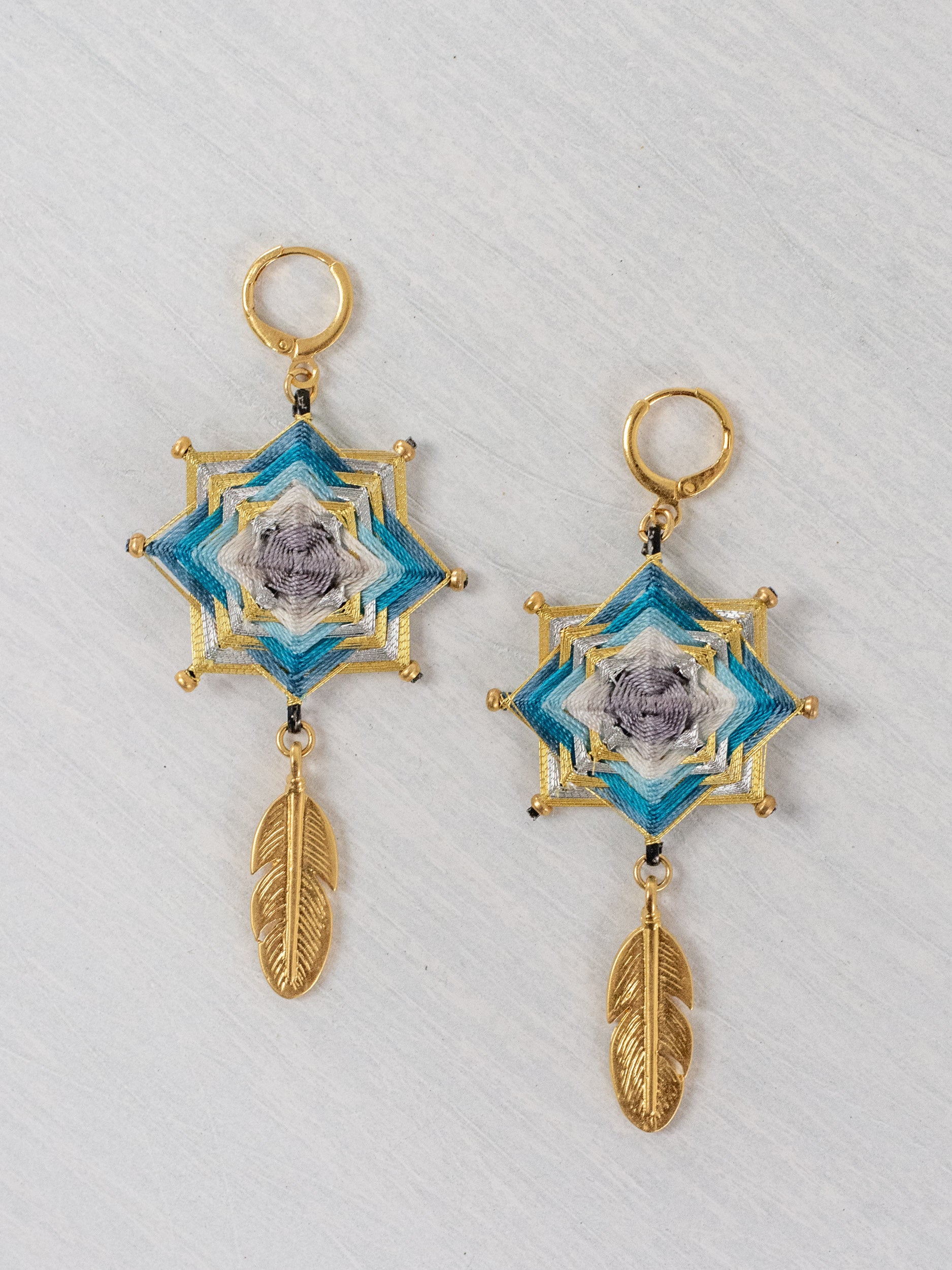 Aretes mandala estrella con plumas chicos