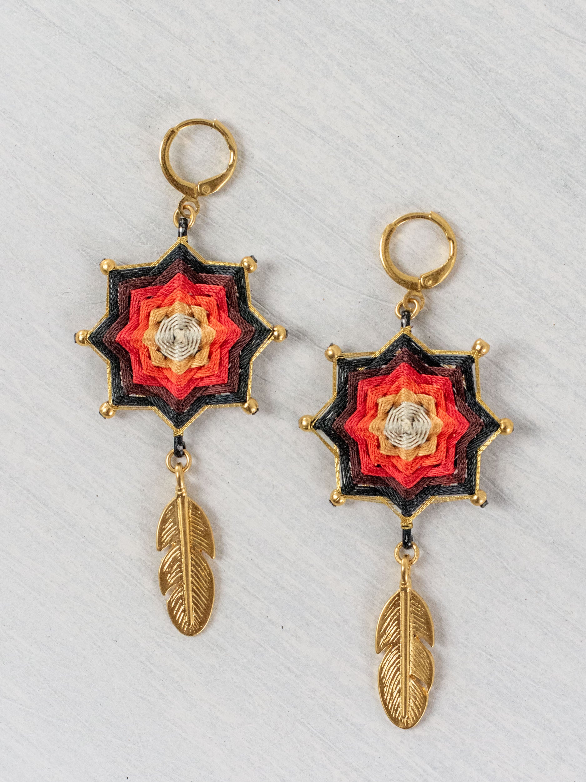 Aretes mandala estrella con plumas chicos