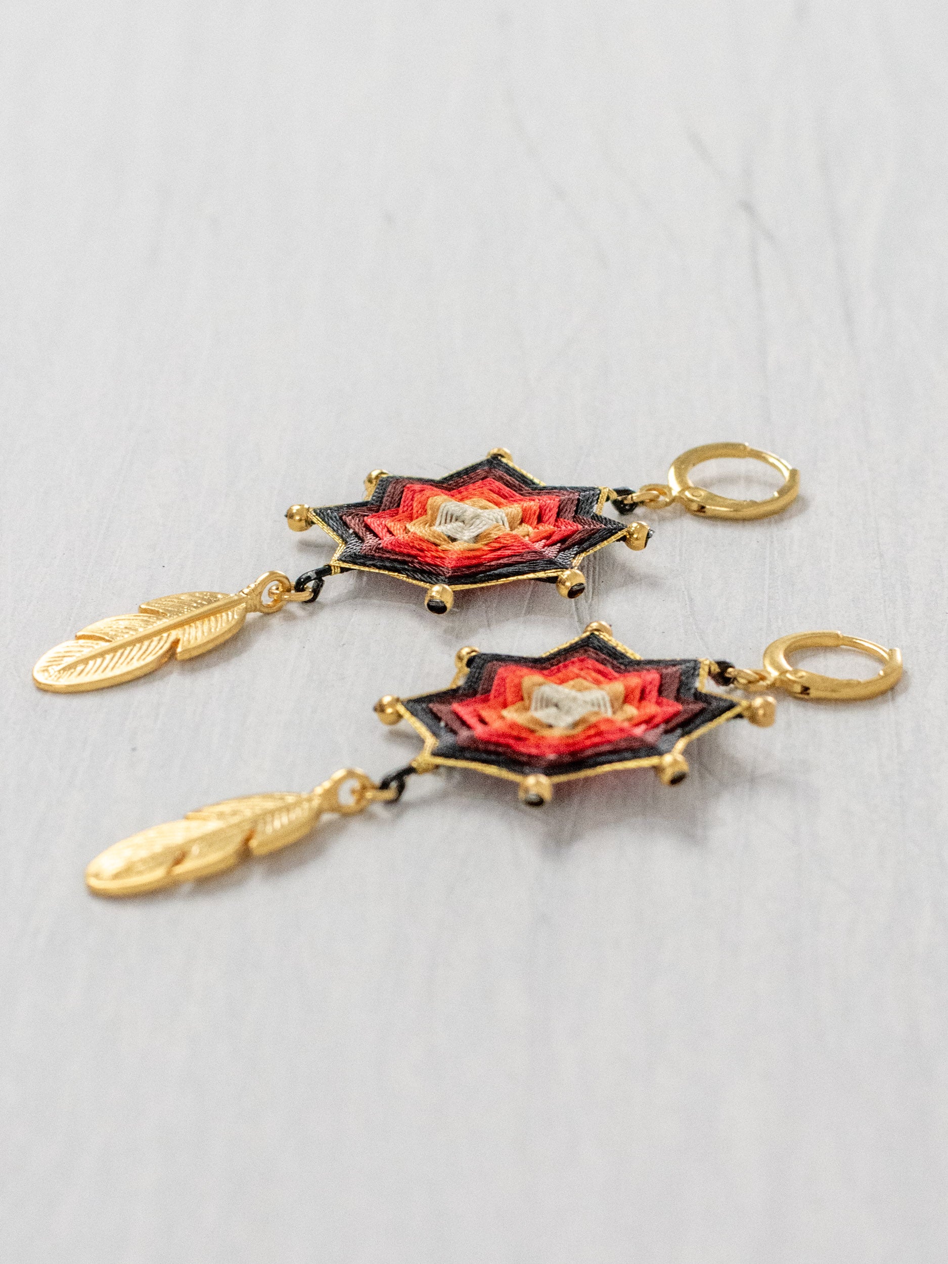 Aretes mandala estrella con plumas chicos