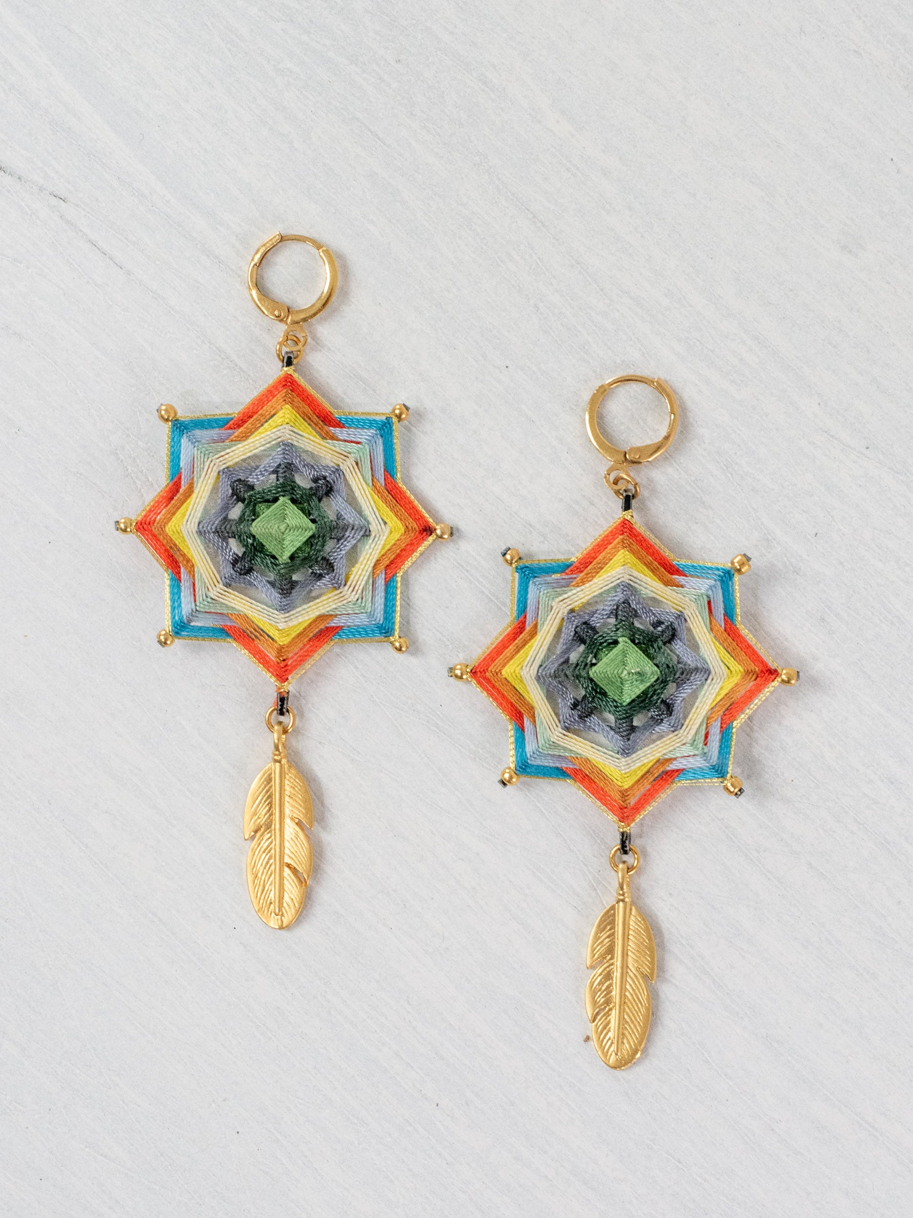 Aretes mandala estrella con plumas grandes