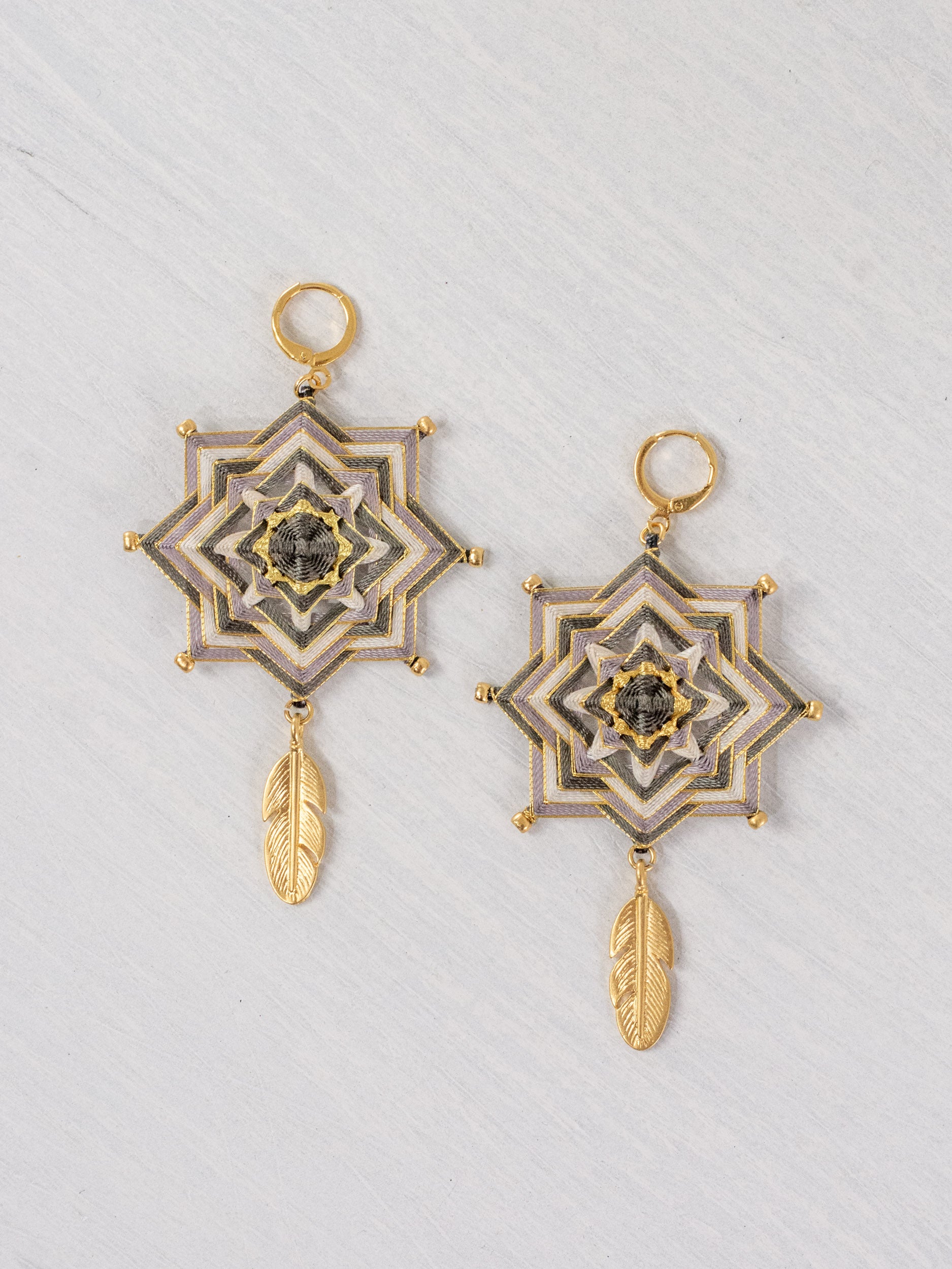 Aretes mandala estrella con plumas grandes