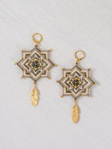 Aretes mandala estrella con plumas grandes