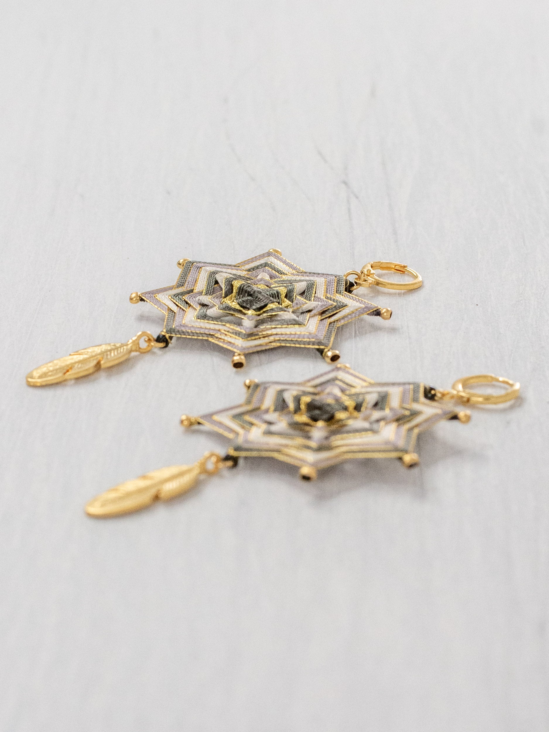 Aretes mandala estrella con plumas grandes