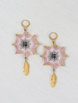 Aretes mandala estrella con plumas grandes