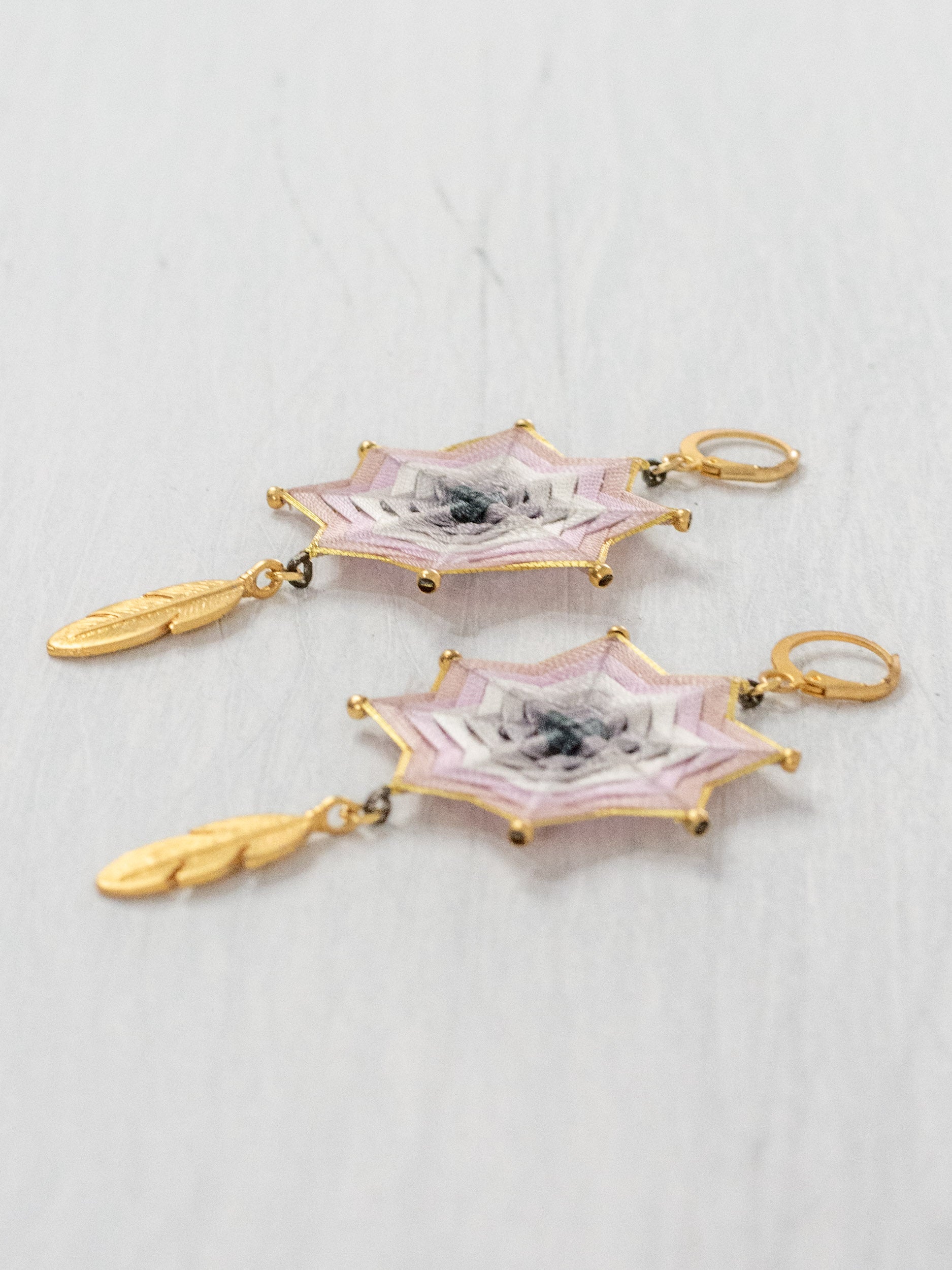 Aretes mandala estrella con plumas grandes