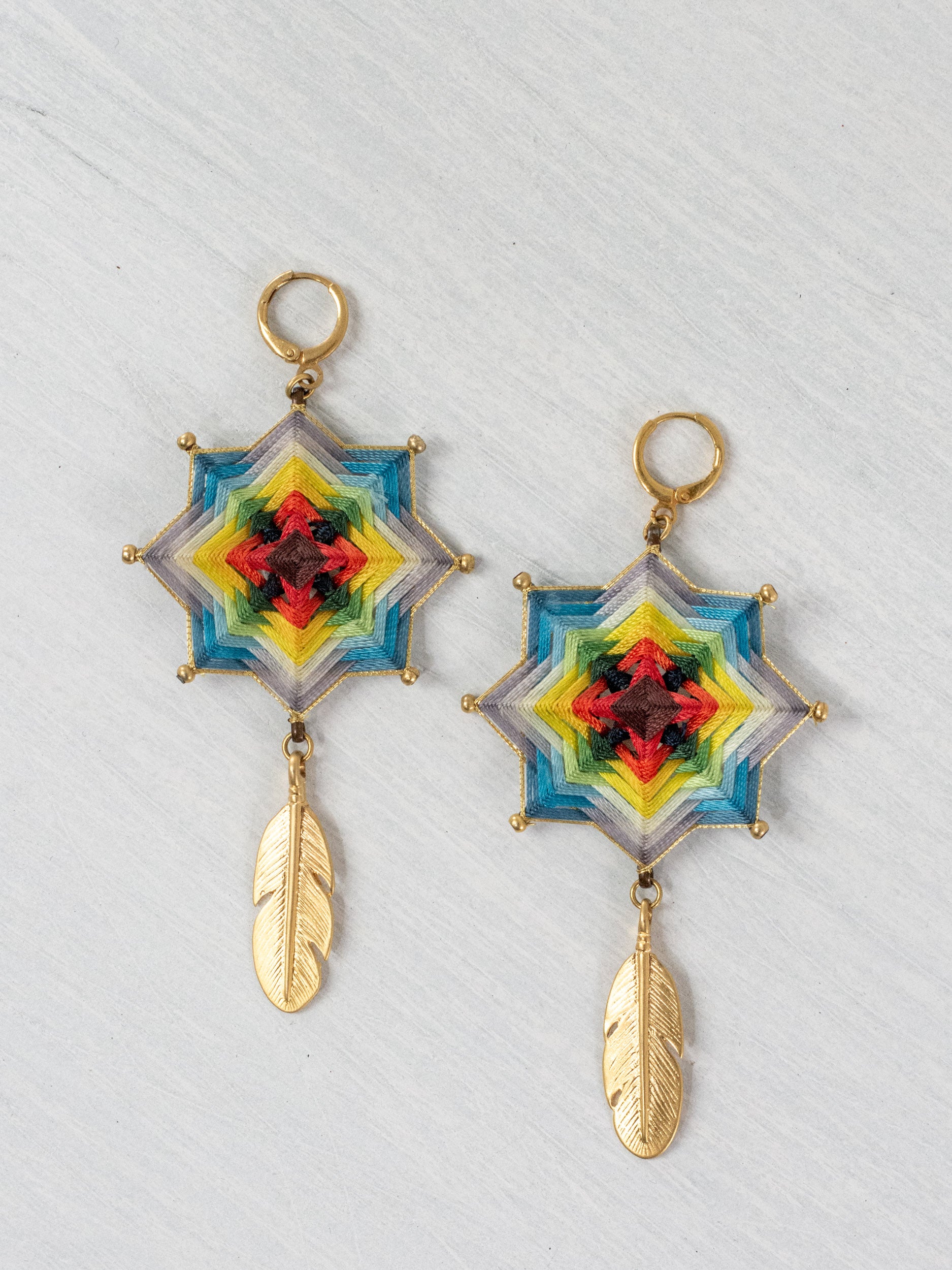 Aretes mandala estrella con plumas grandes