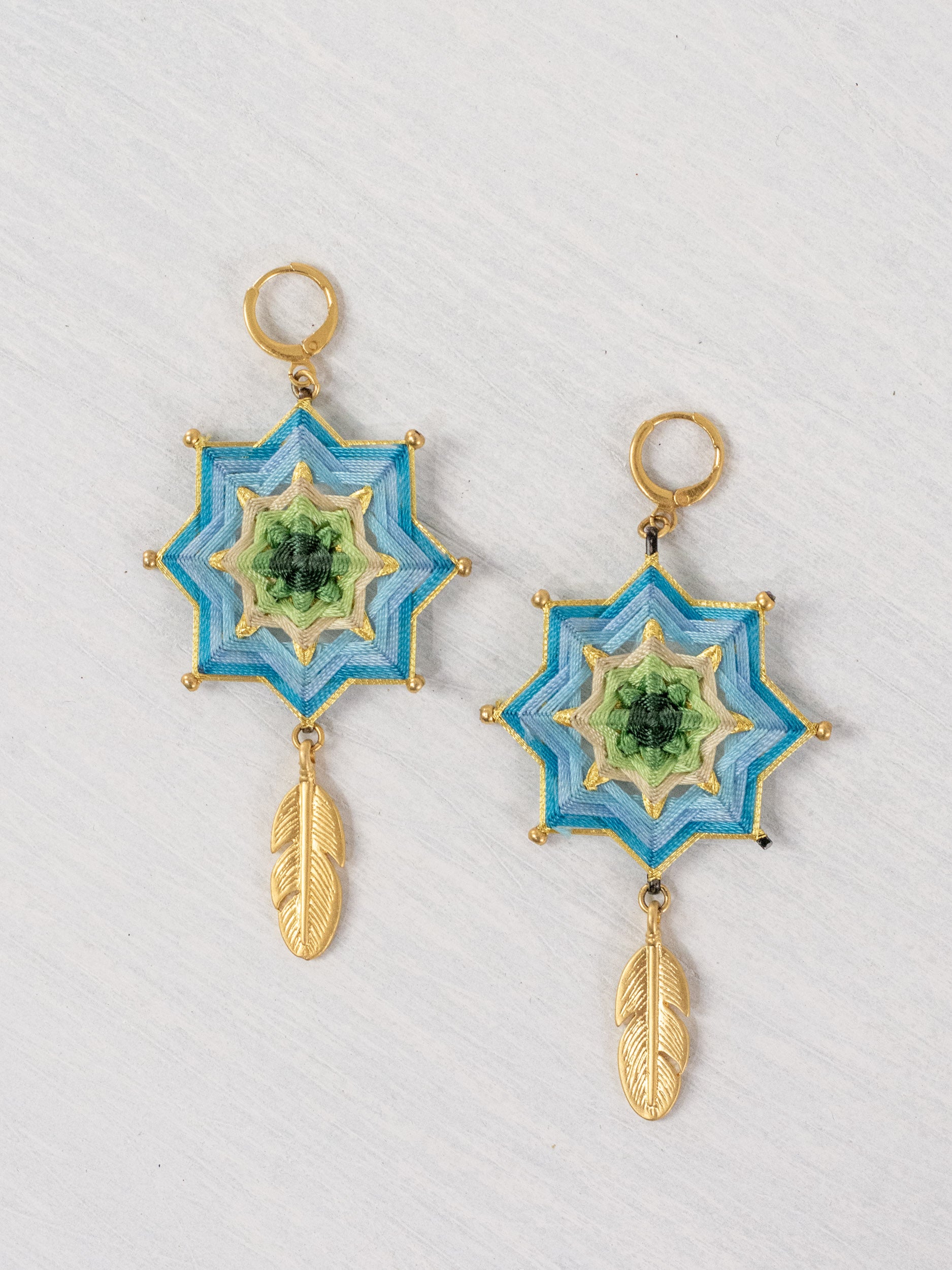 Aretes mandala estrella con plumas grandes