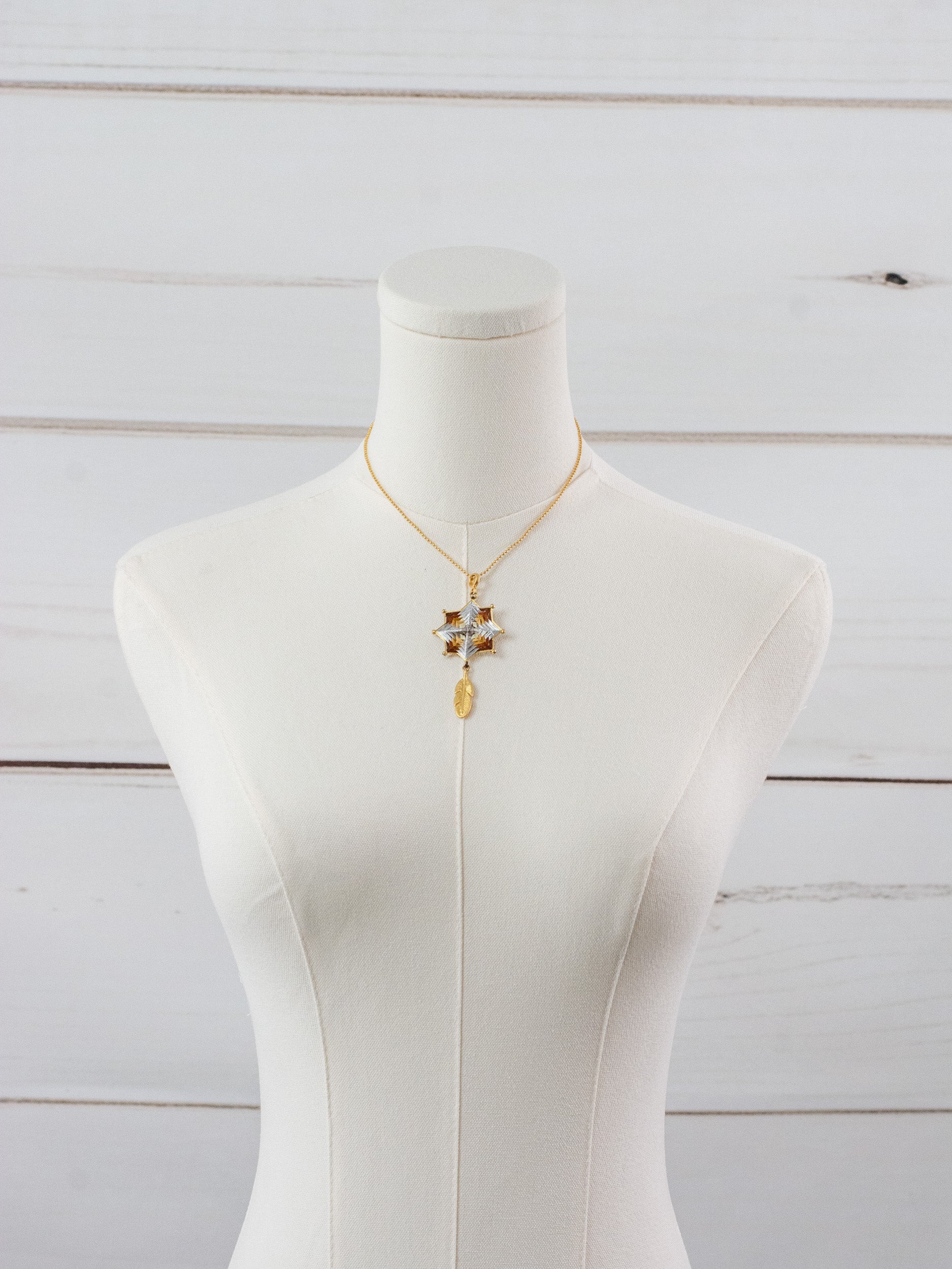 Collar mandala estrella con pluma chico