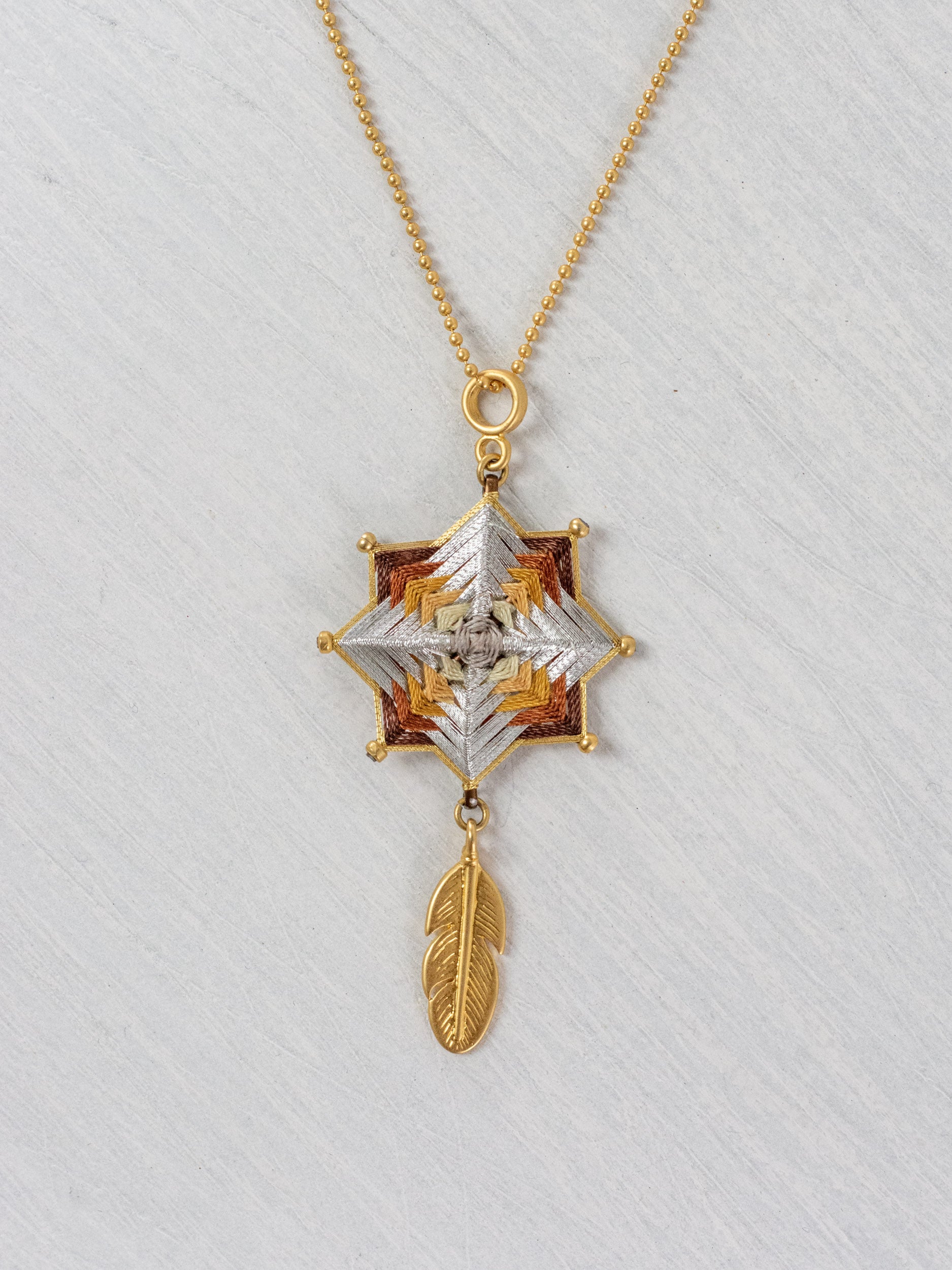 Collar mandala estrella con pluma chico