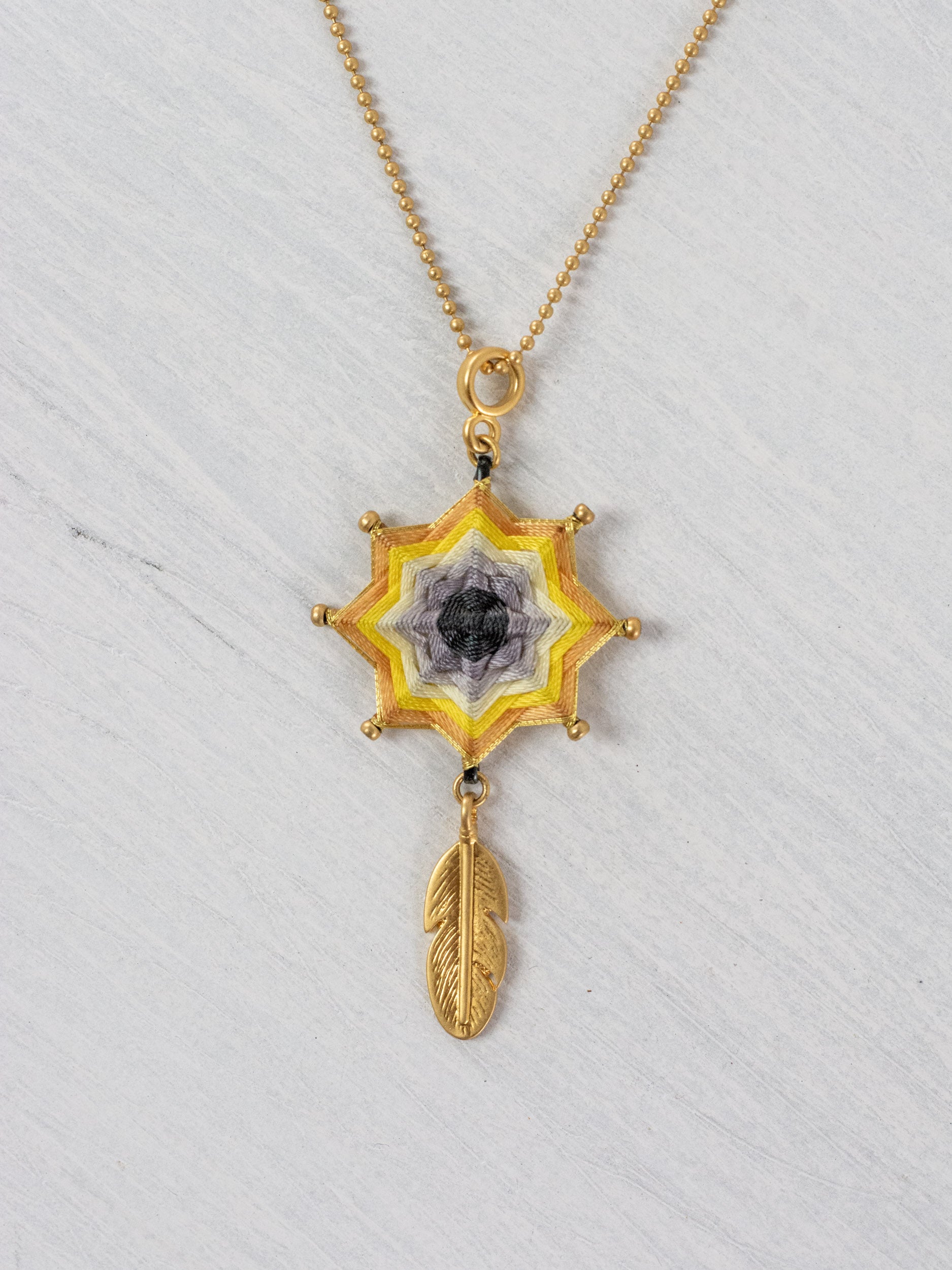 Collar mandala estrella con pluma chico