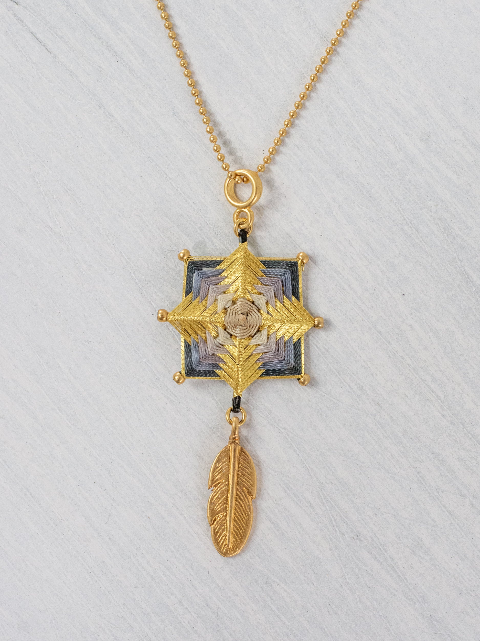 Collar mandala estrella con pluma chico