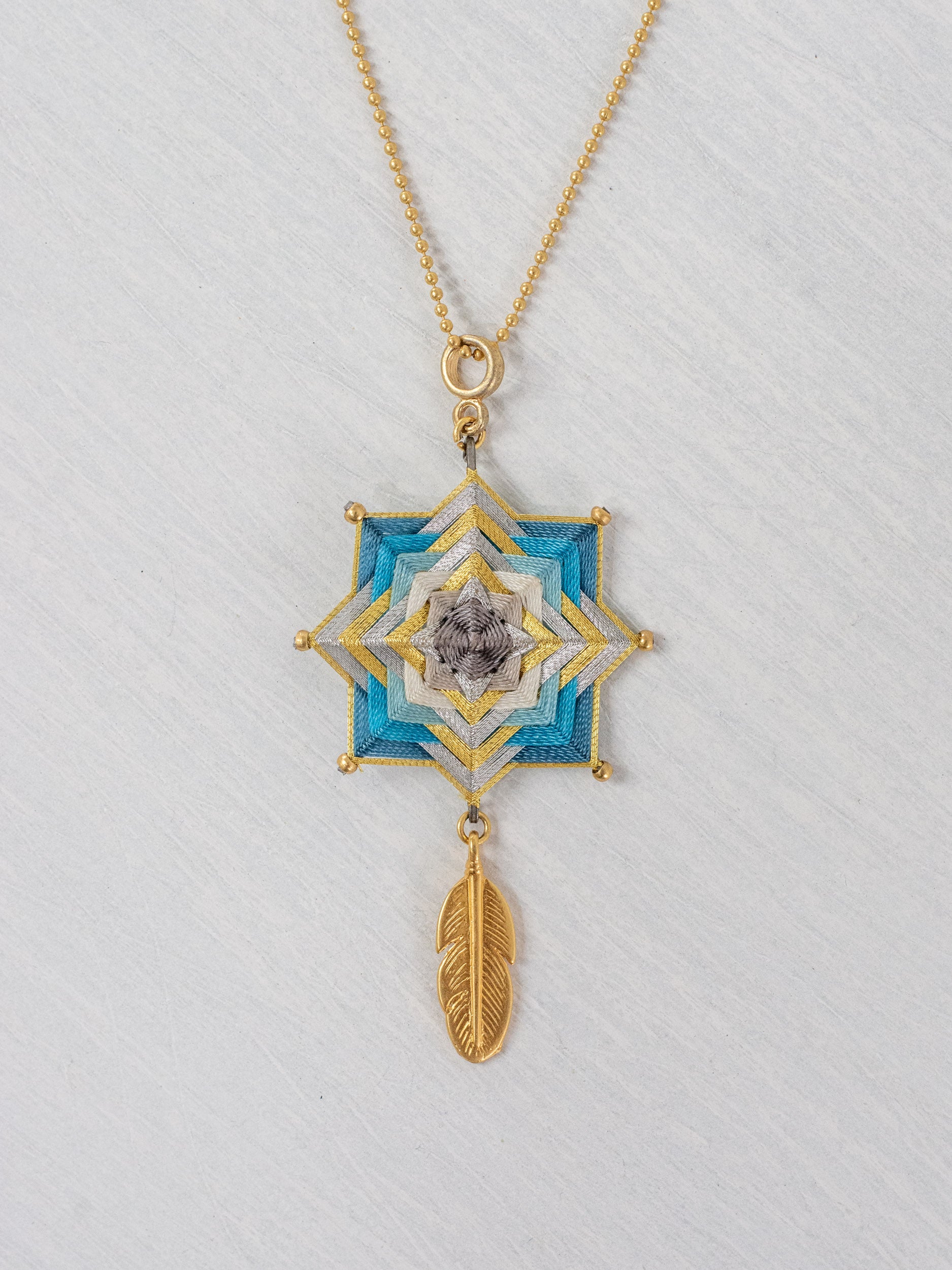 Collar mandala estrella con pluma grande