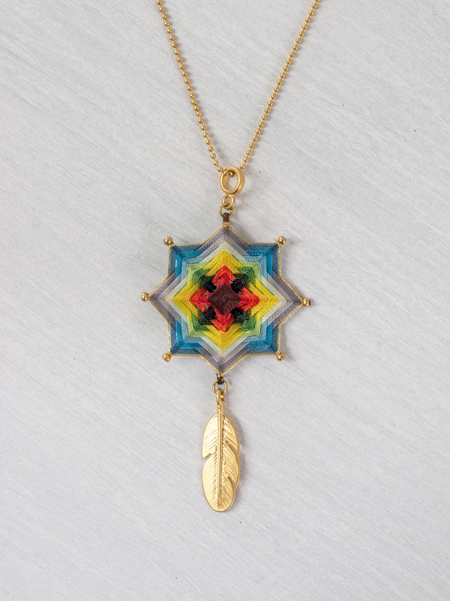 Collar mandala estrella con pluma grande
