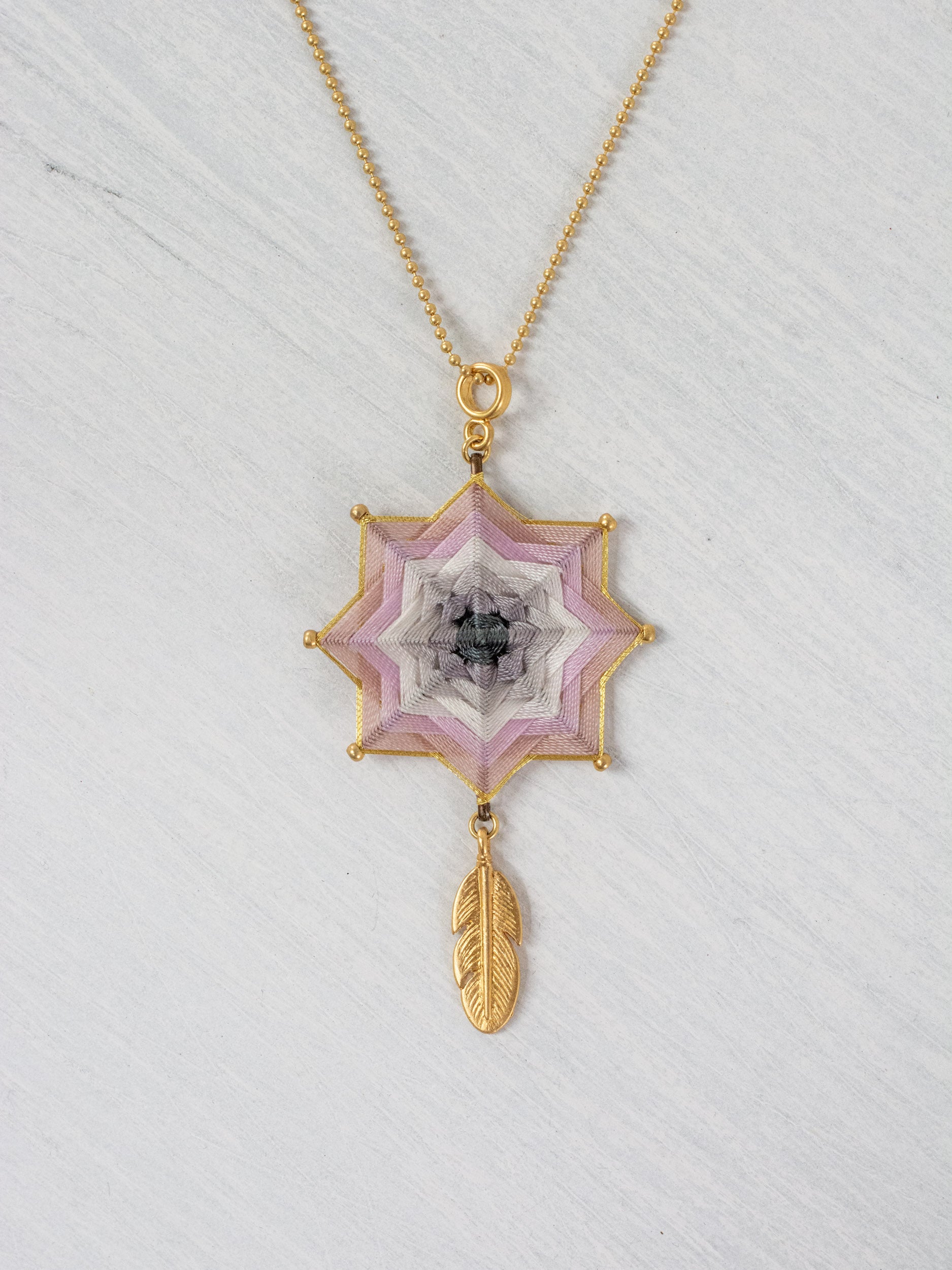 Collar mandala estrella con pluma grande