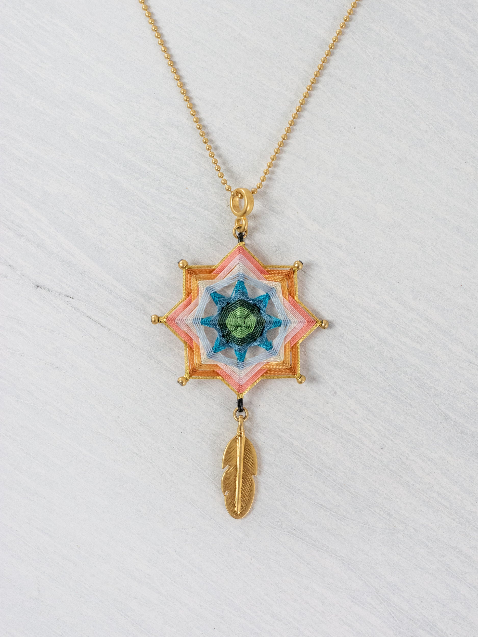 Collar mandala estrella con pluma grande