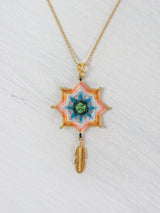 Collar mandala estrella con pluma grande