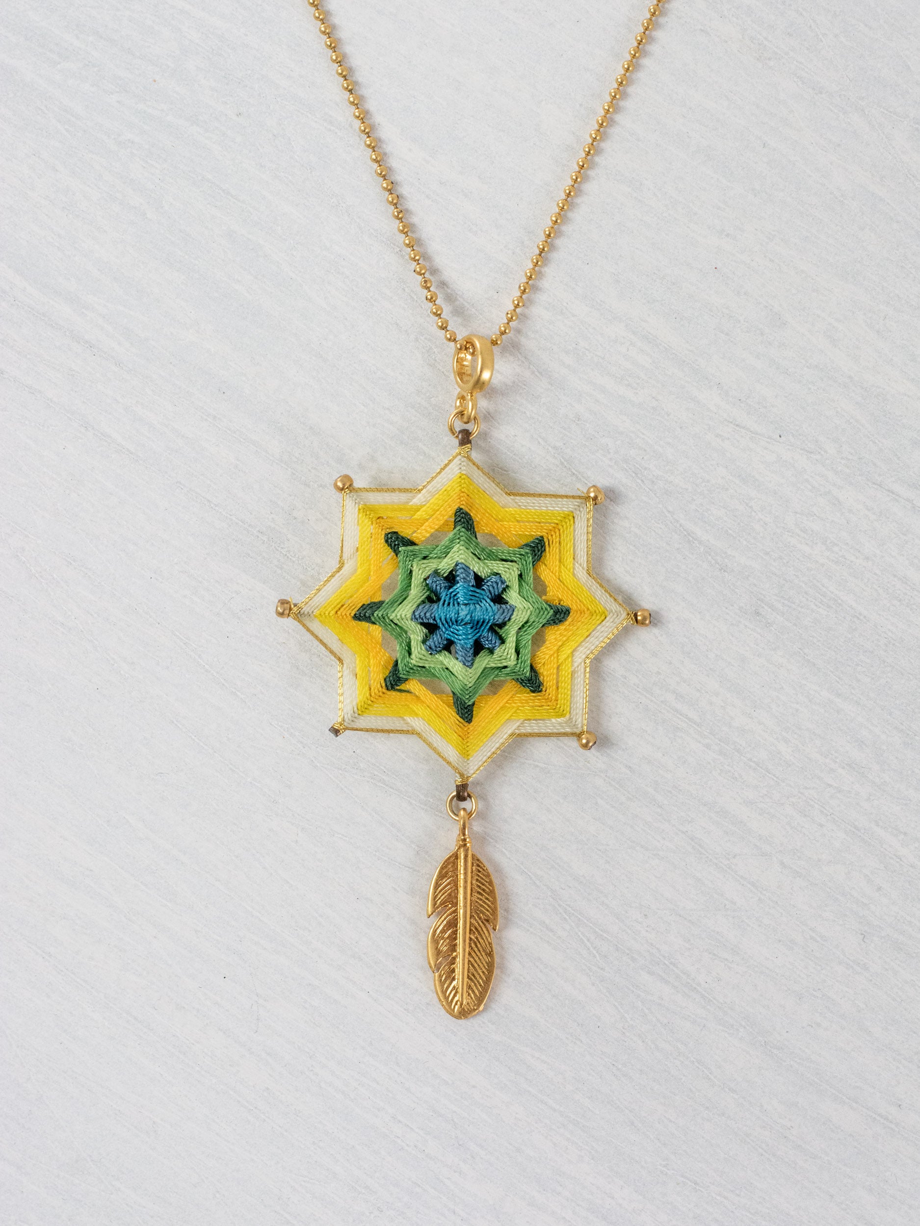 Collar mandala estrella con pluma grande