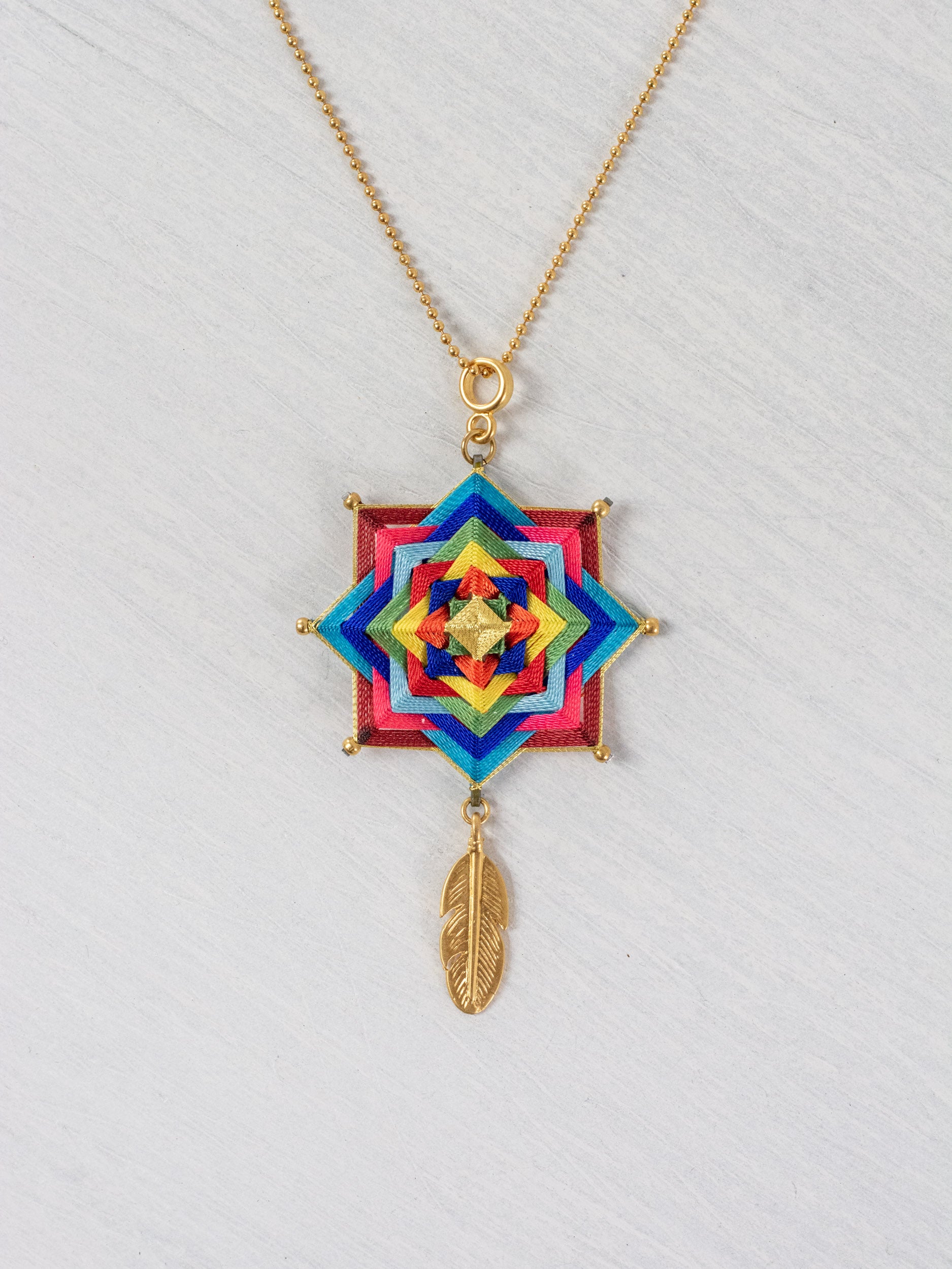 Collar mandala estrella con pluma grande