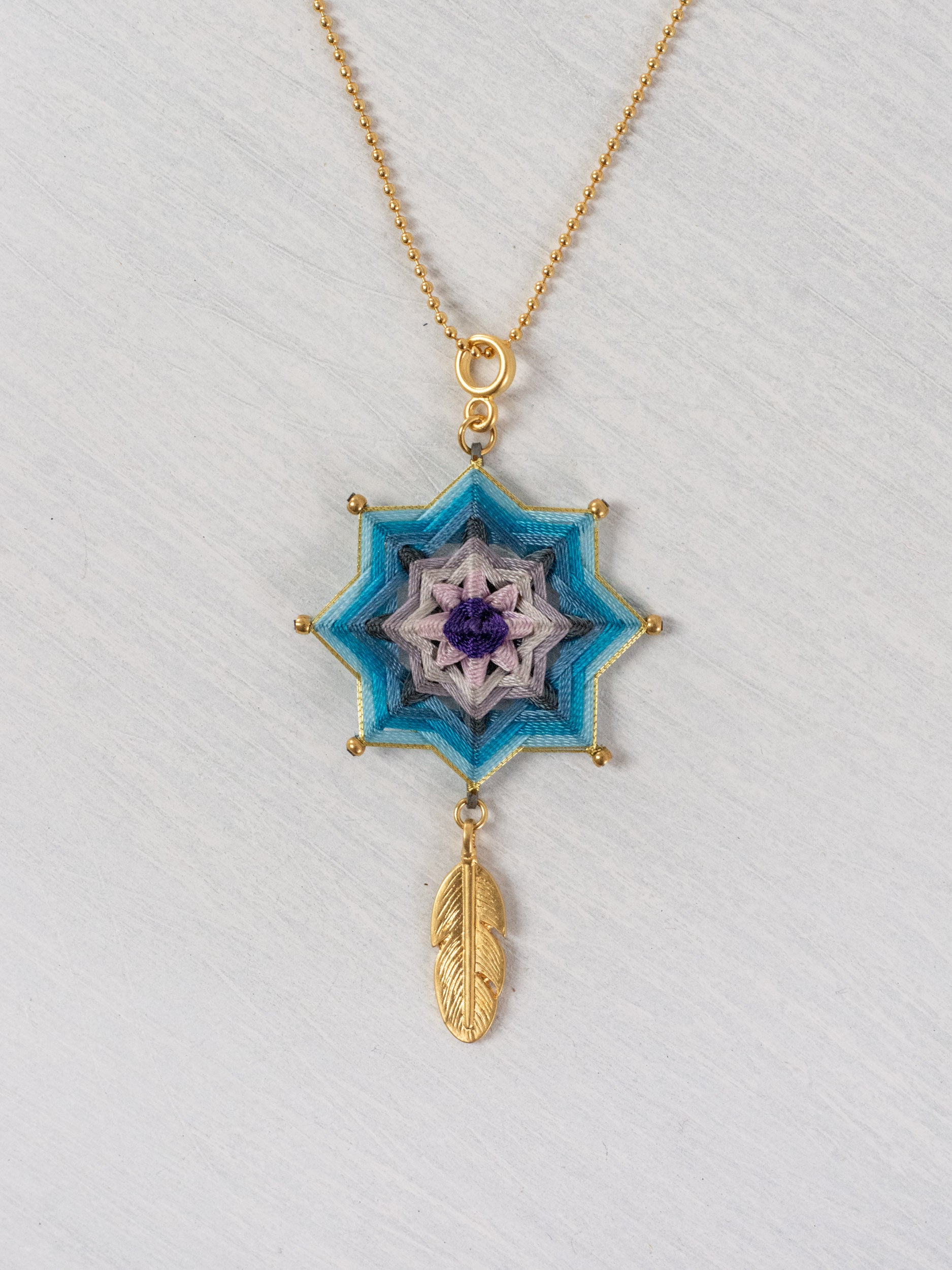 Collar mandala estrella con pluma grande