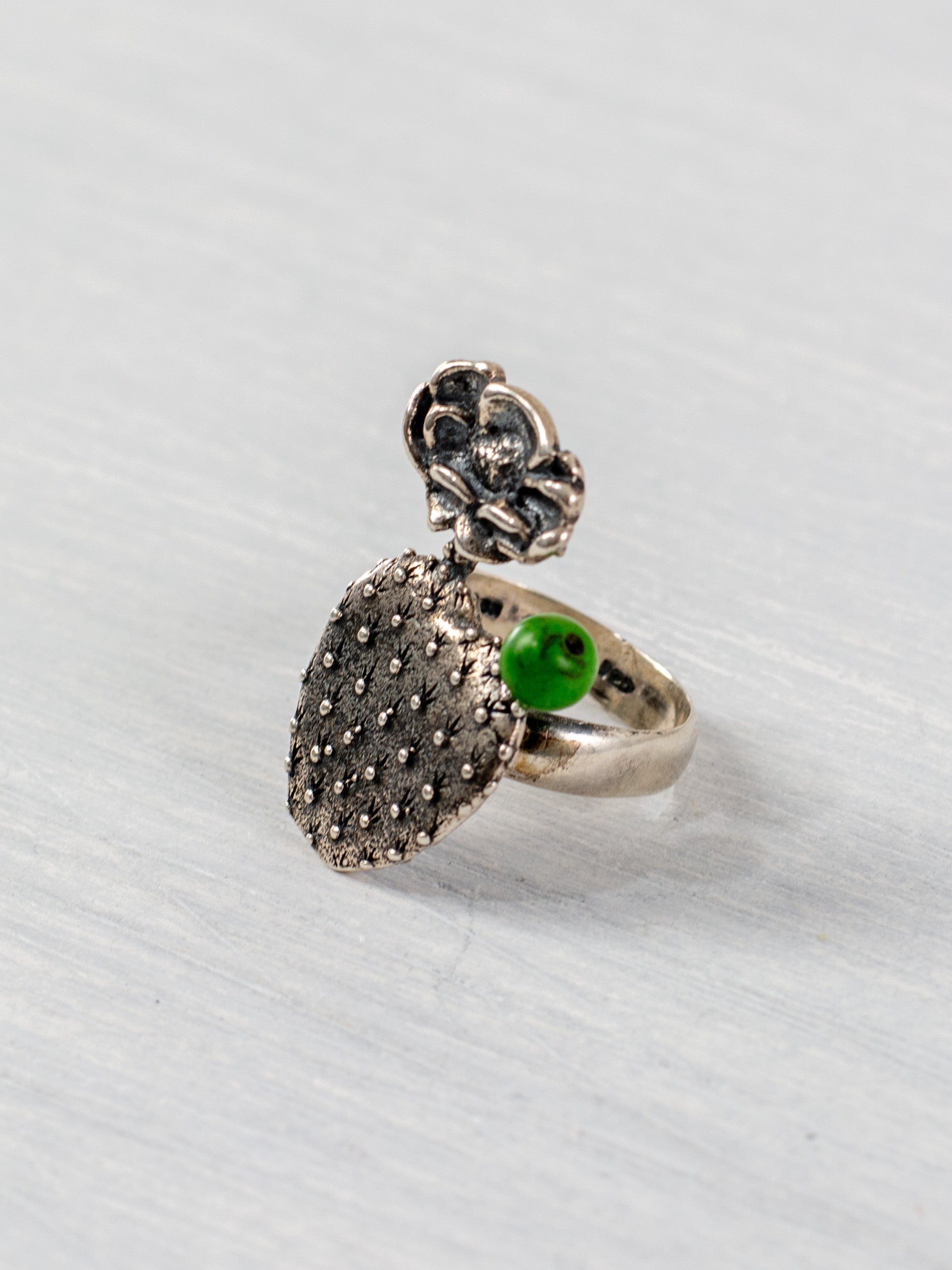 Anillo de nopal con flor grande