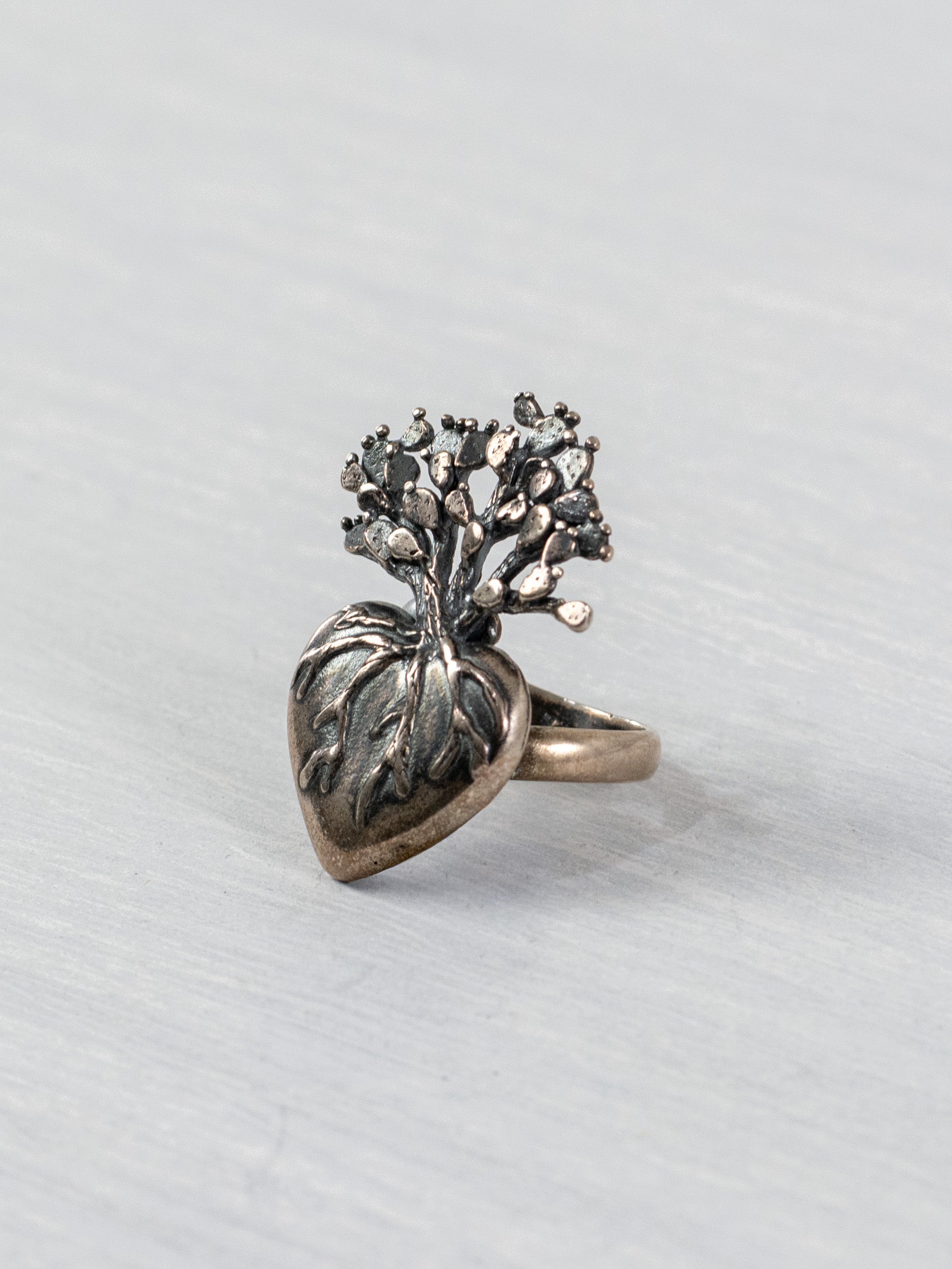 Anillo de corazón con nopal grande