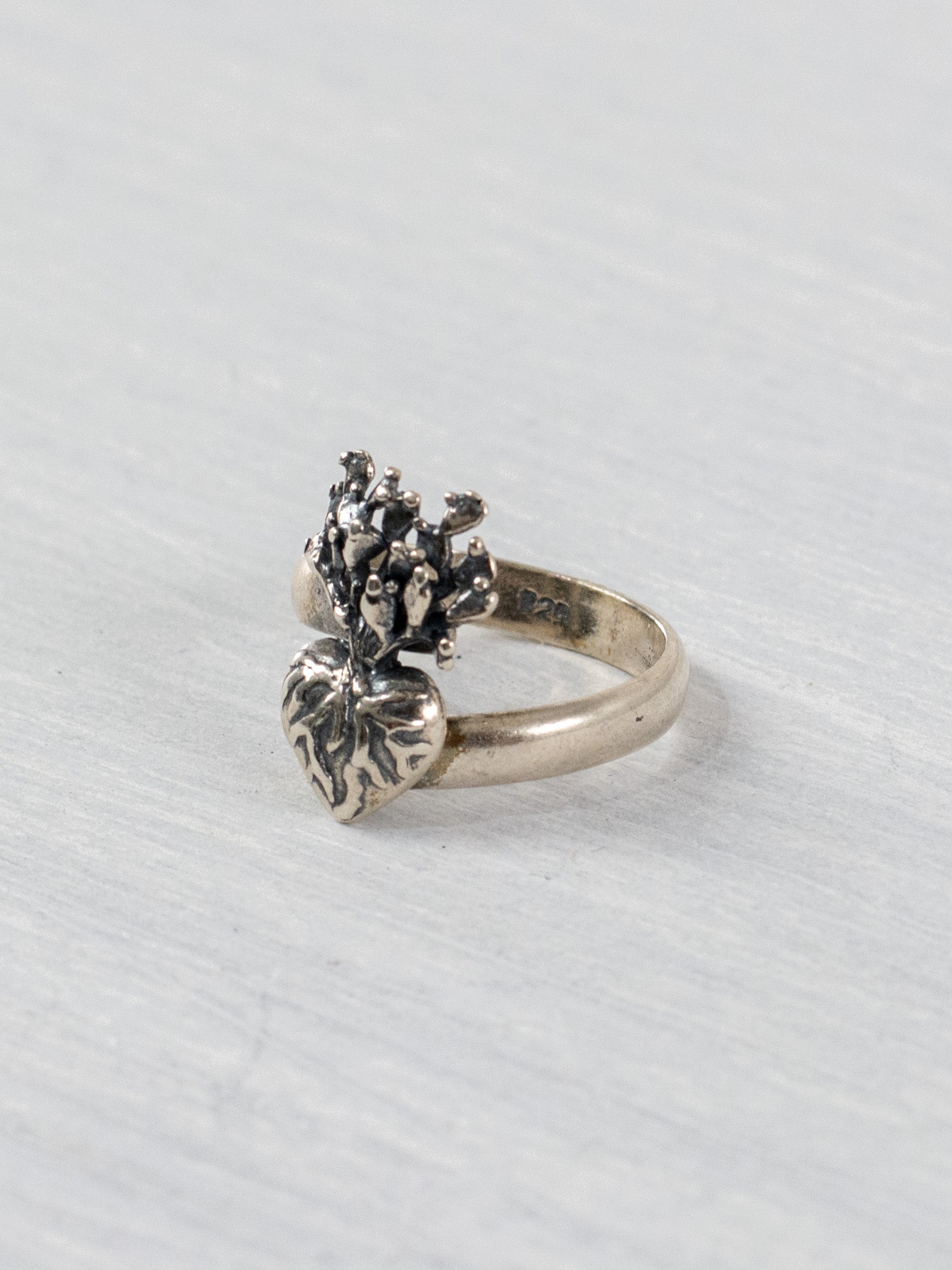 Anillo con corazón con nopal chico