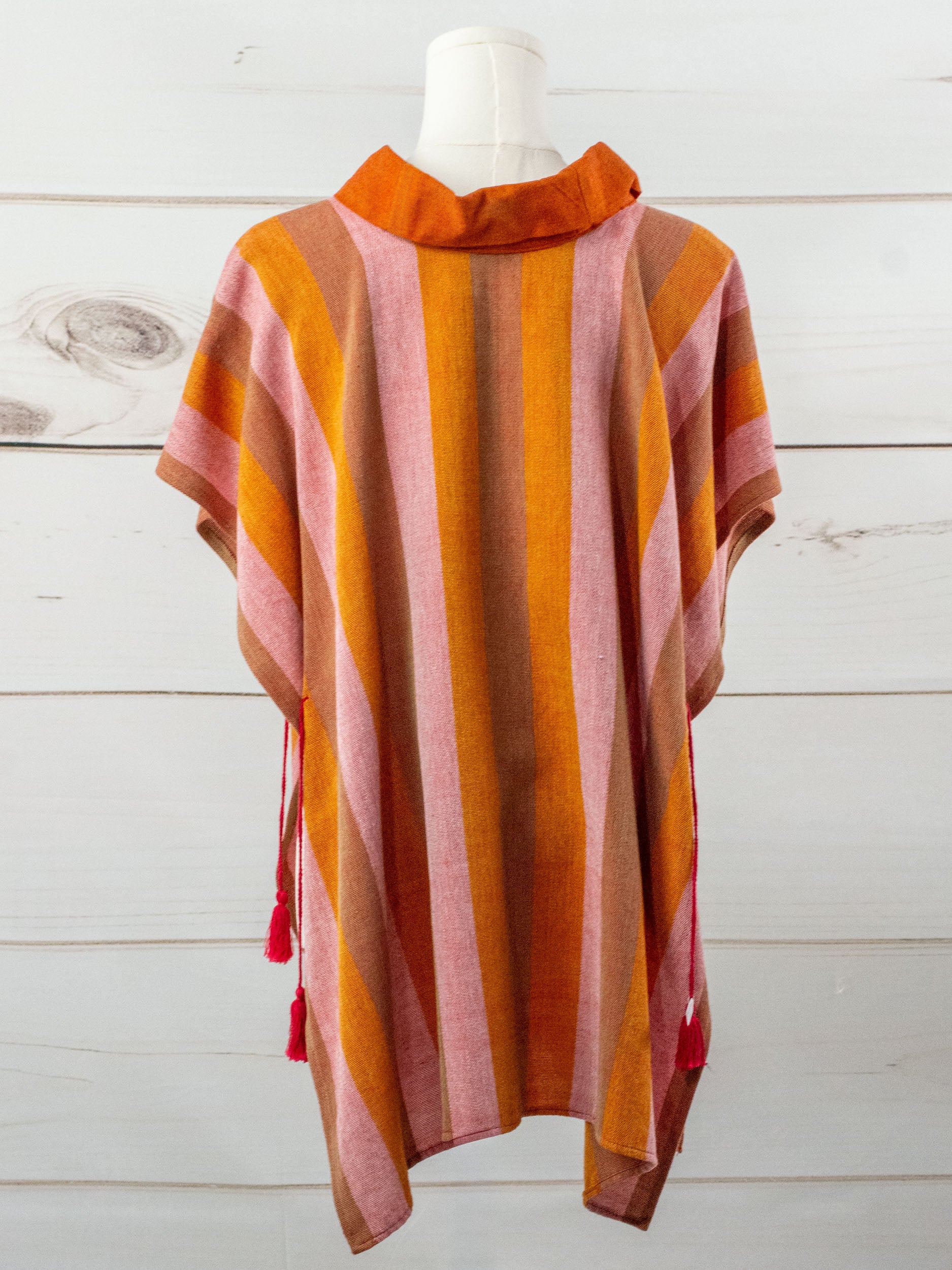 Poncho largo ajustable de flechas San Cristóbal