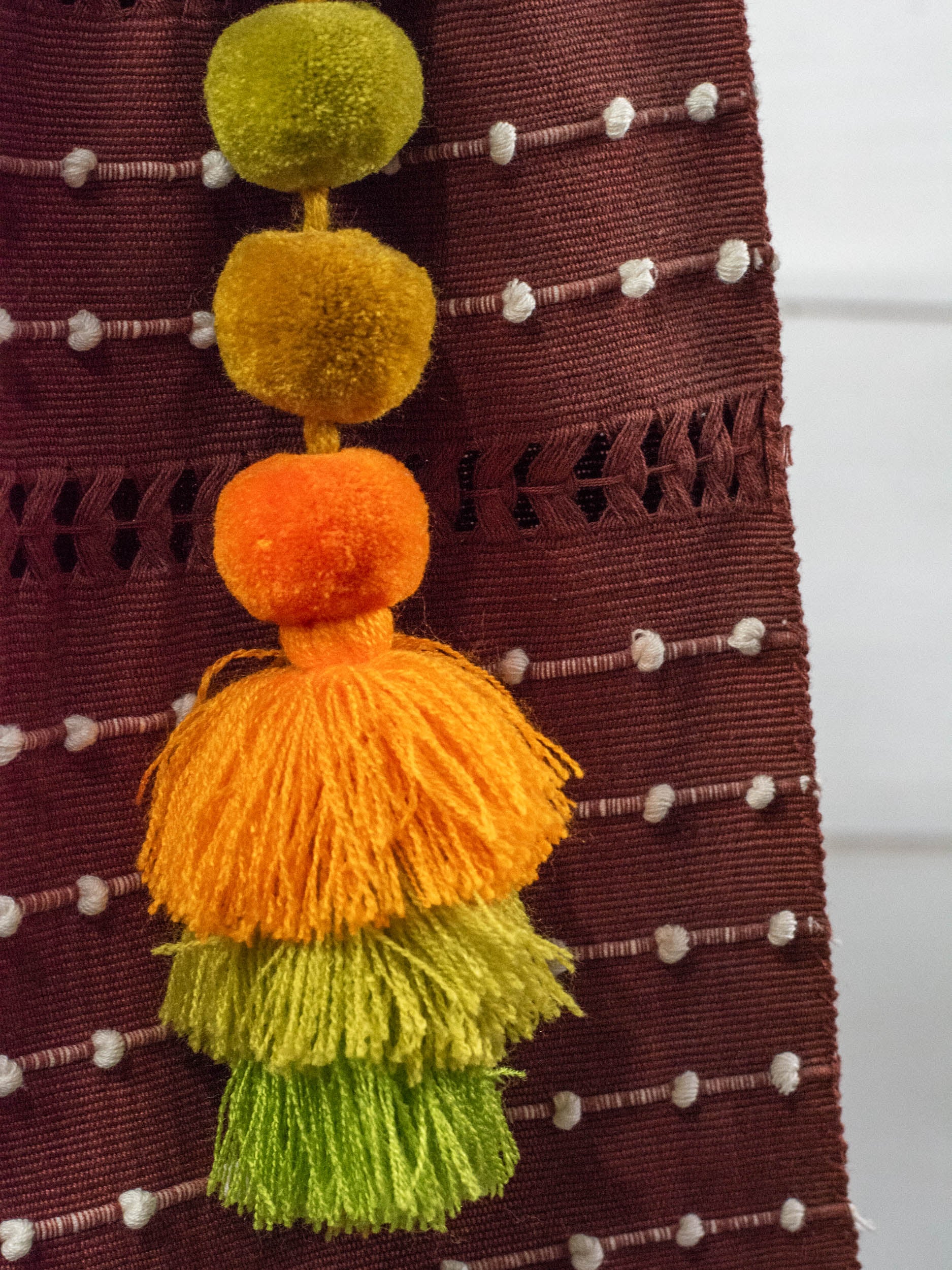 Bolsa de Chiapas con pompón y bolitas