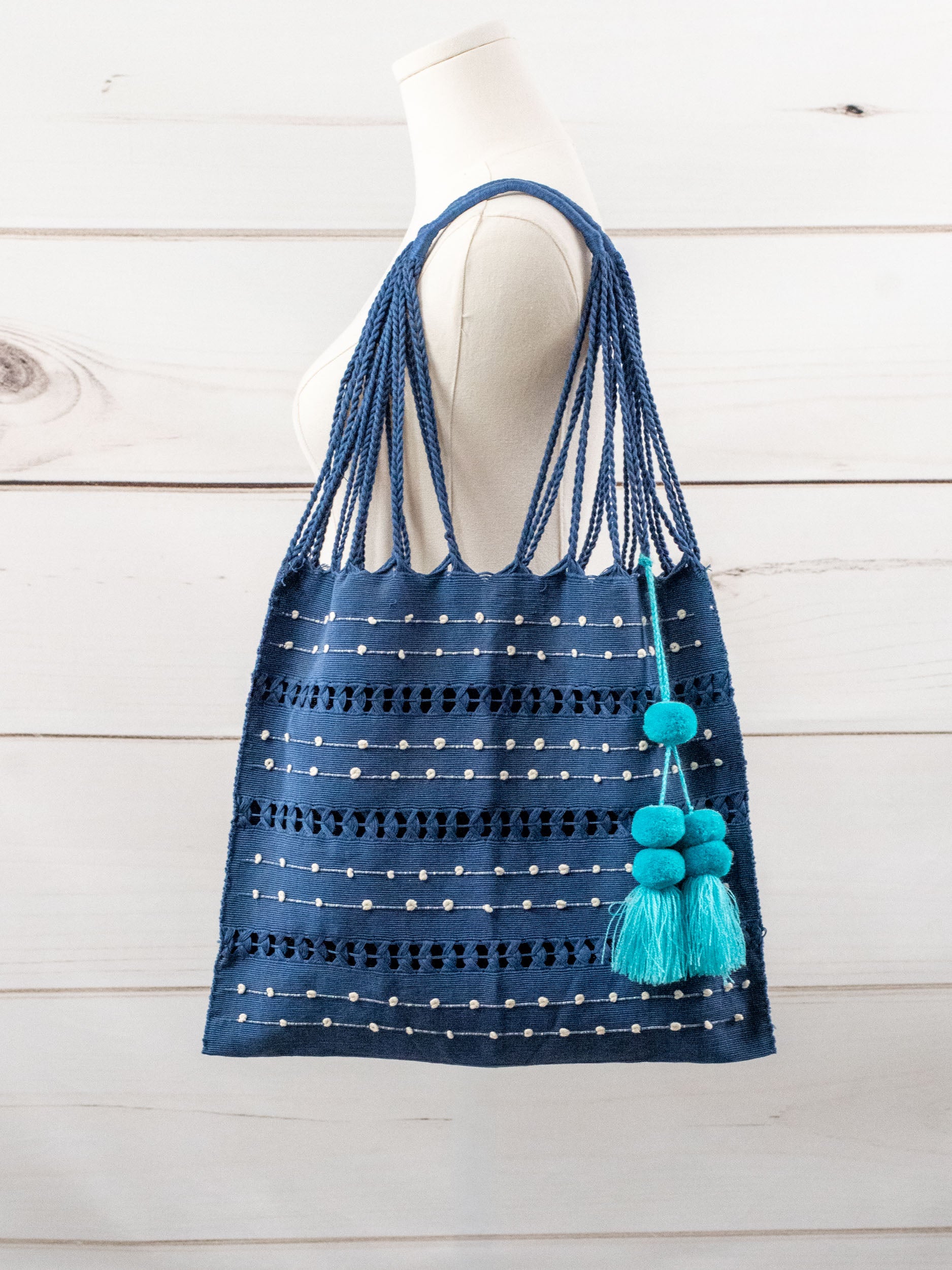 Bolsa de Chiapas con pompón y bolitas