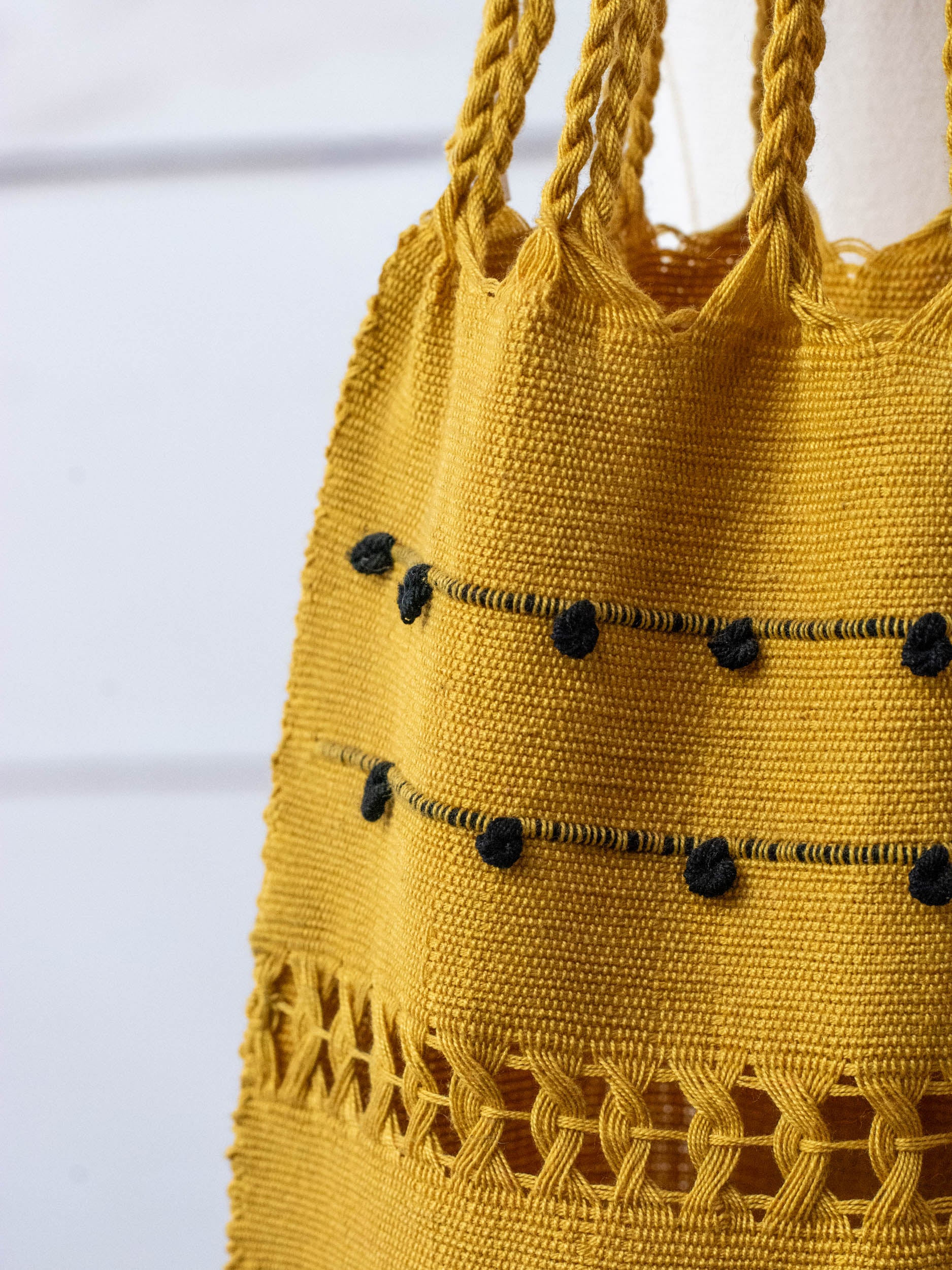 Bolsa de Chiapas con pompón y bolitas