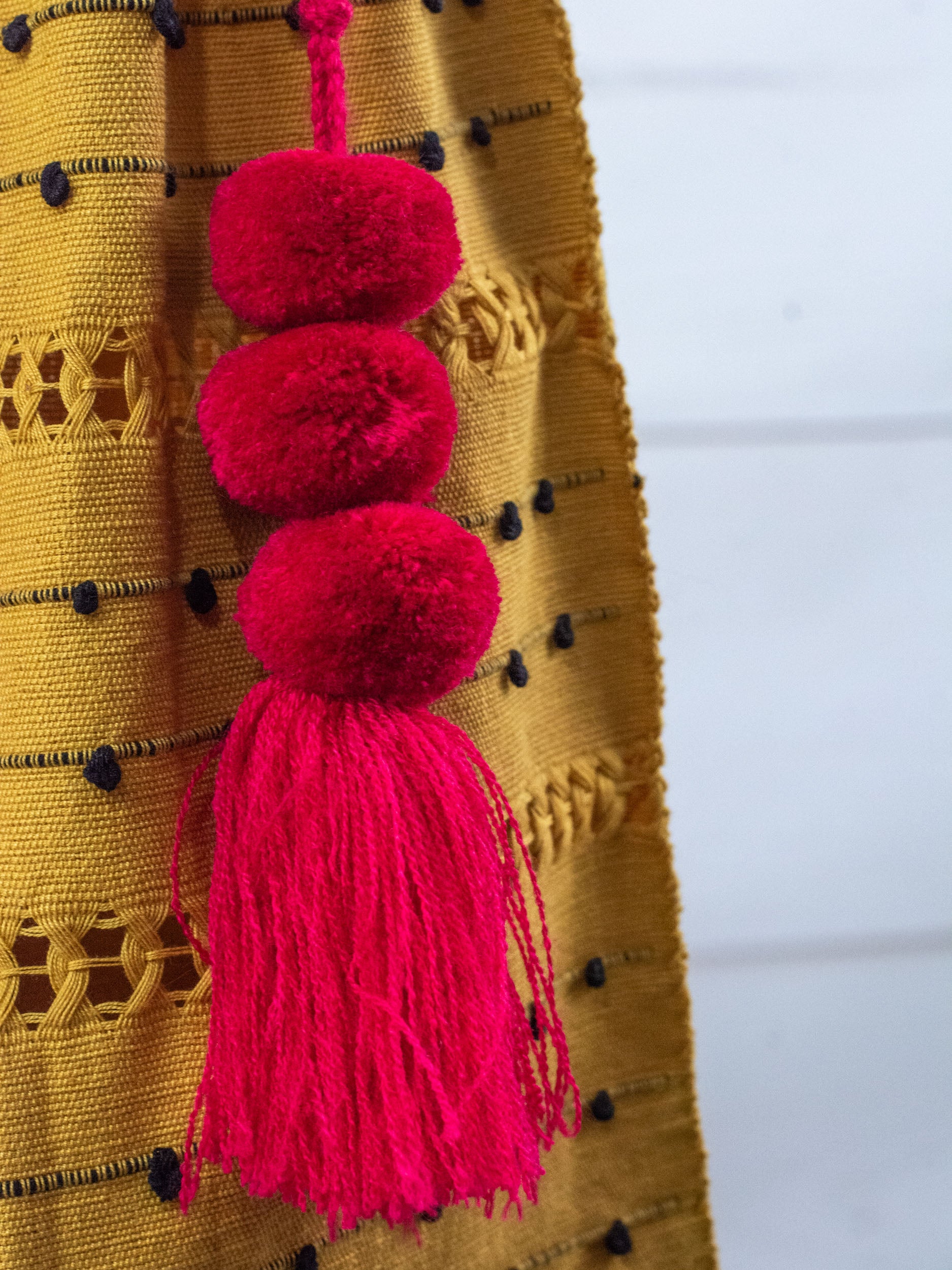 Bolsa de Chiapas con pompón y bolitas
