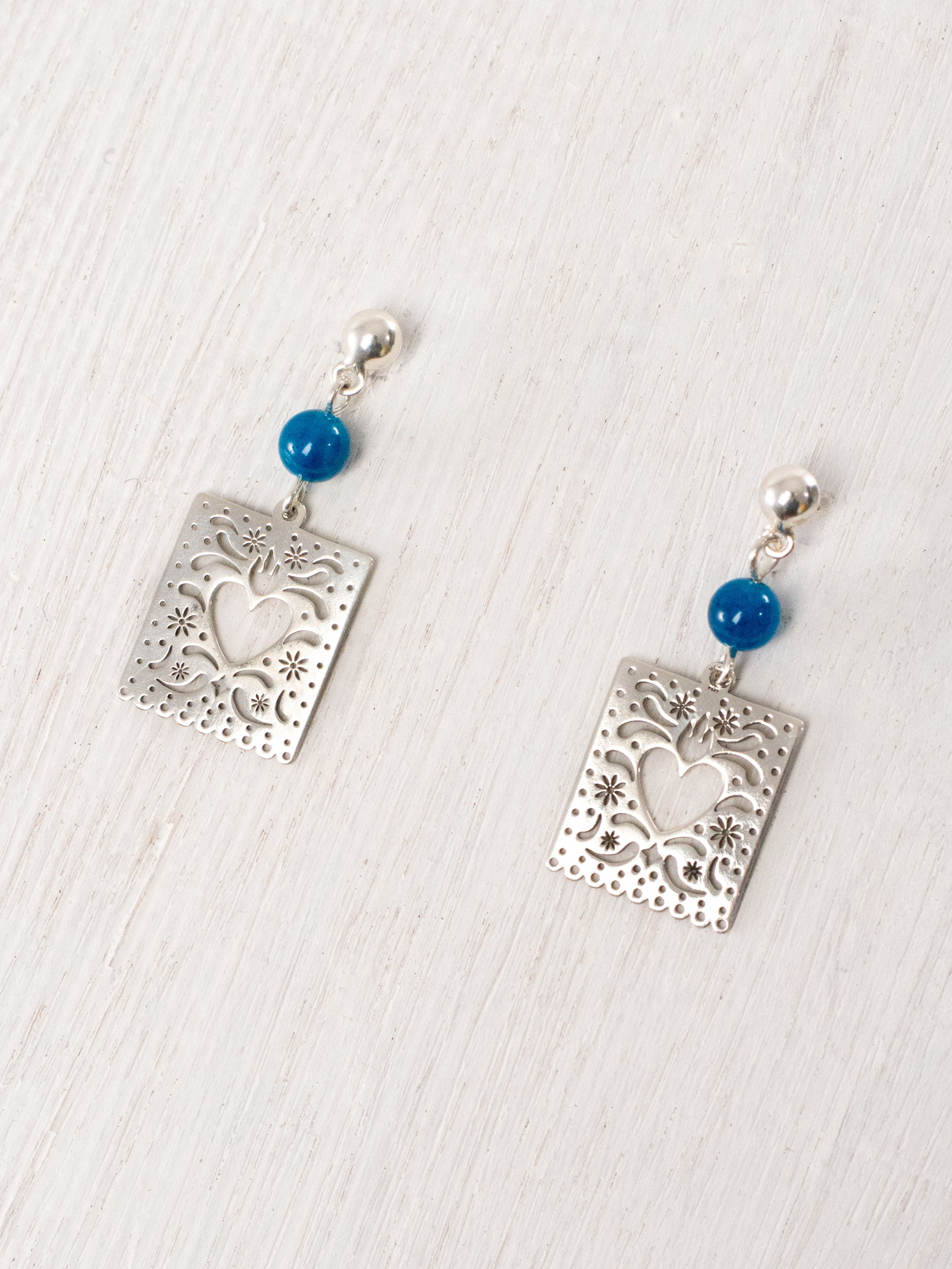 Aretes de papel picado con corazón y piedras arriba