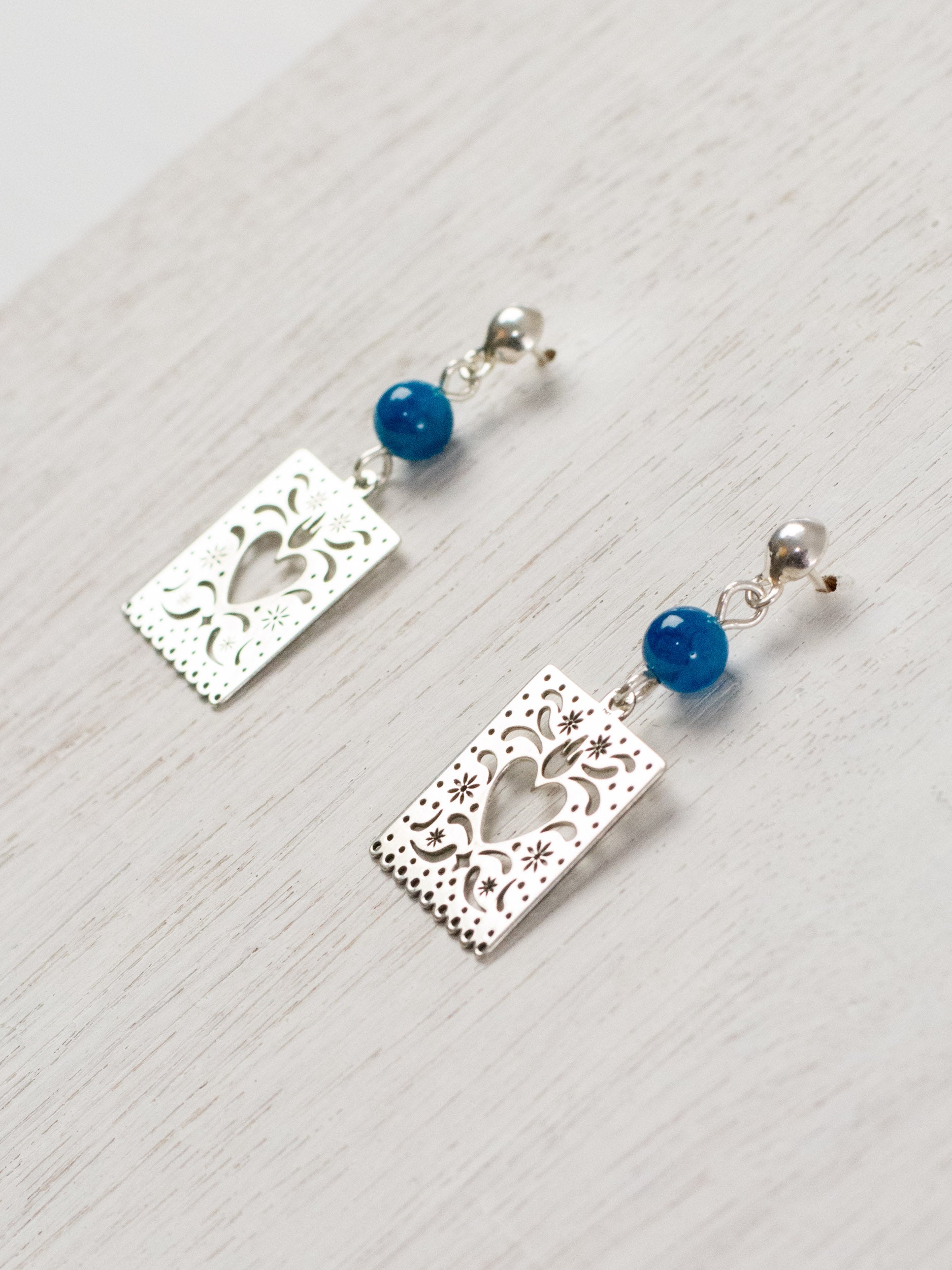 Aretes de papel picado con corazón y piedras arriba