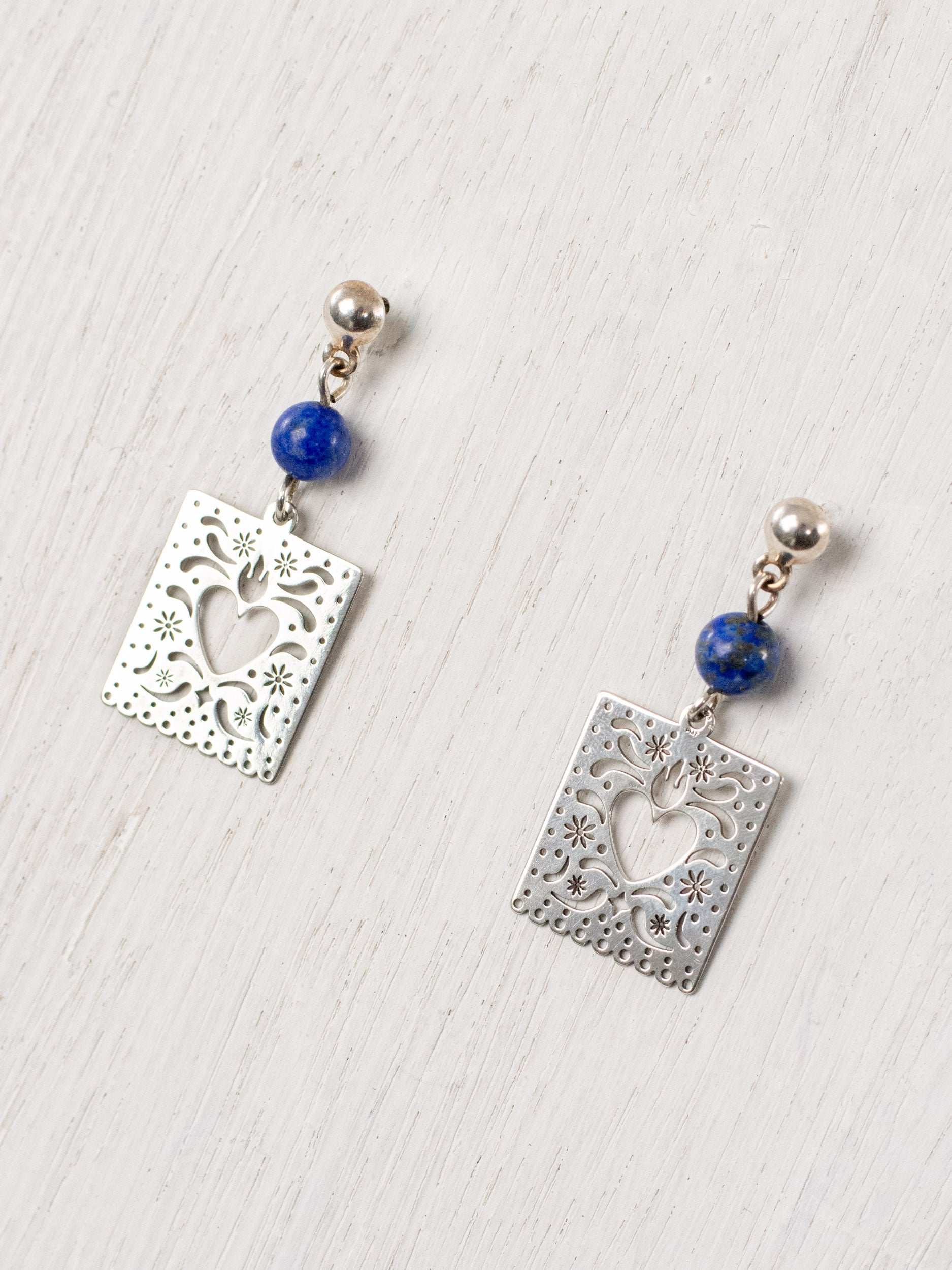 Aretes de papel picado con corazón y piedras arriba