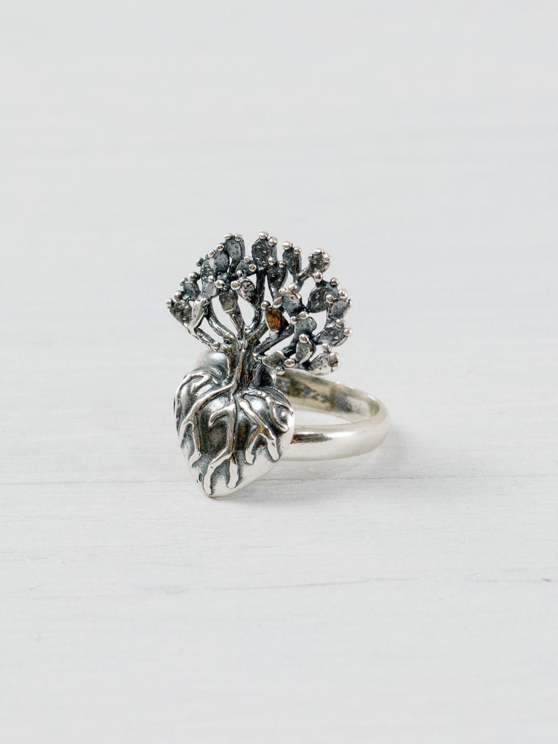 Anillo de corazón con nopal mediano