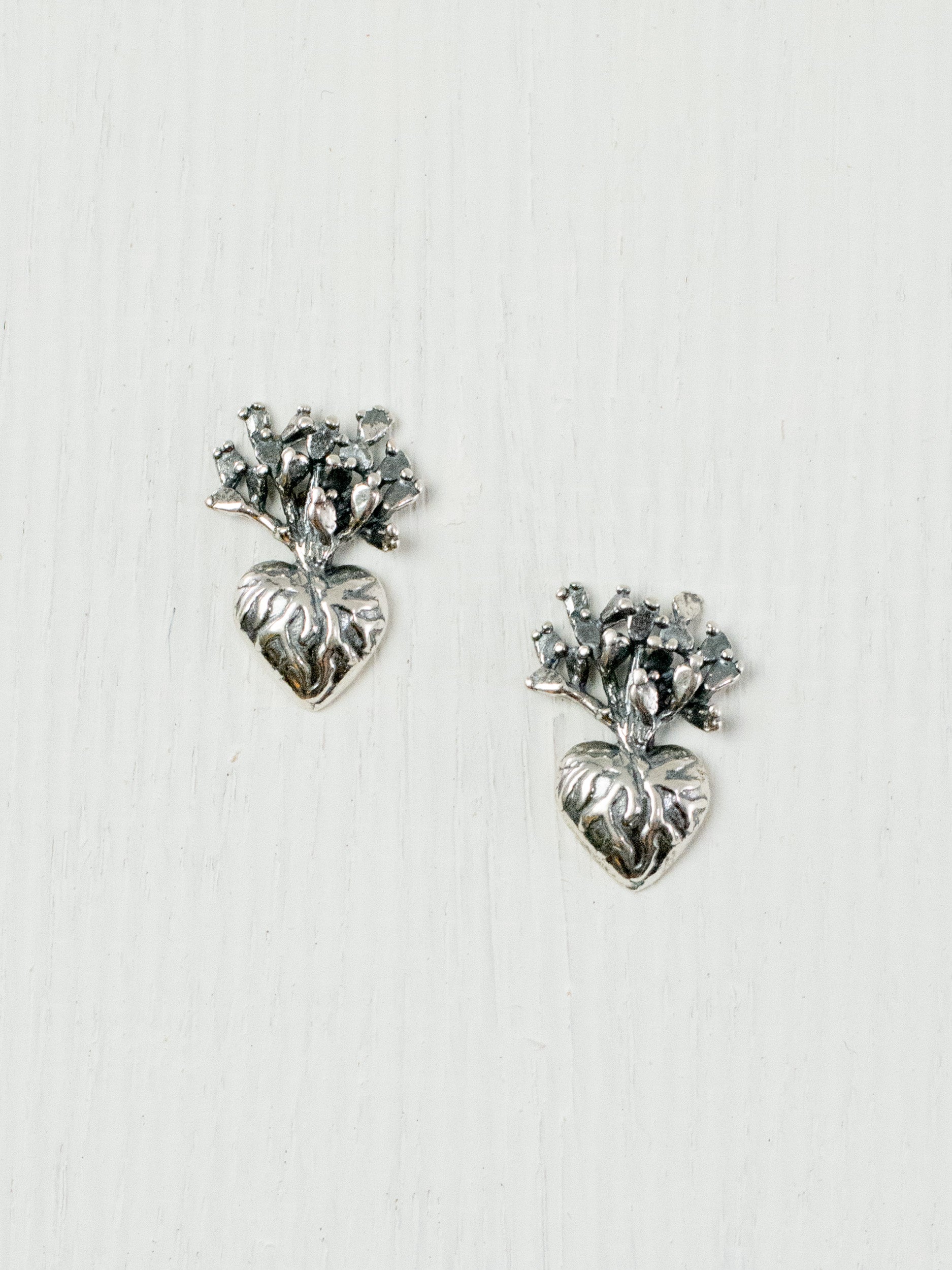 Aretes de corazón con nopal chico