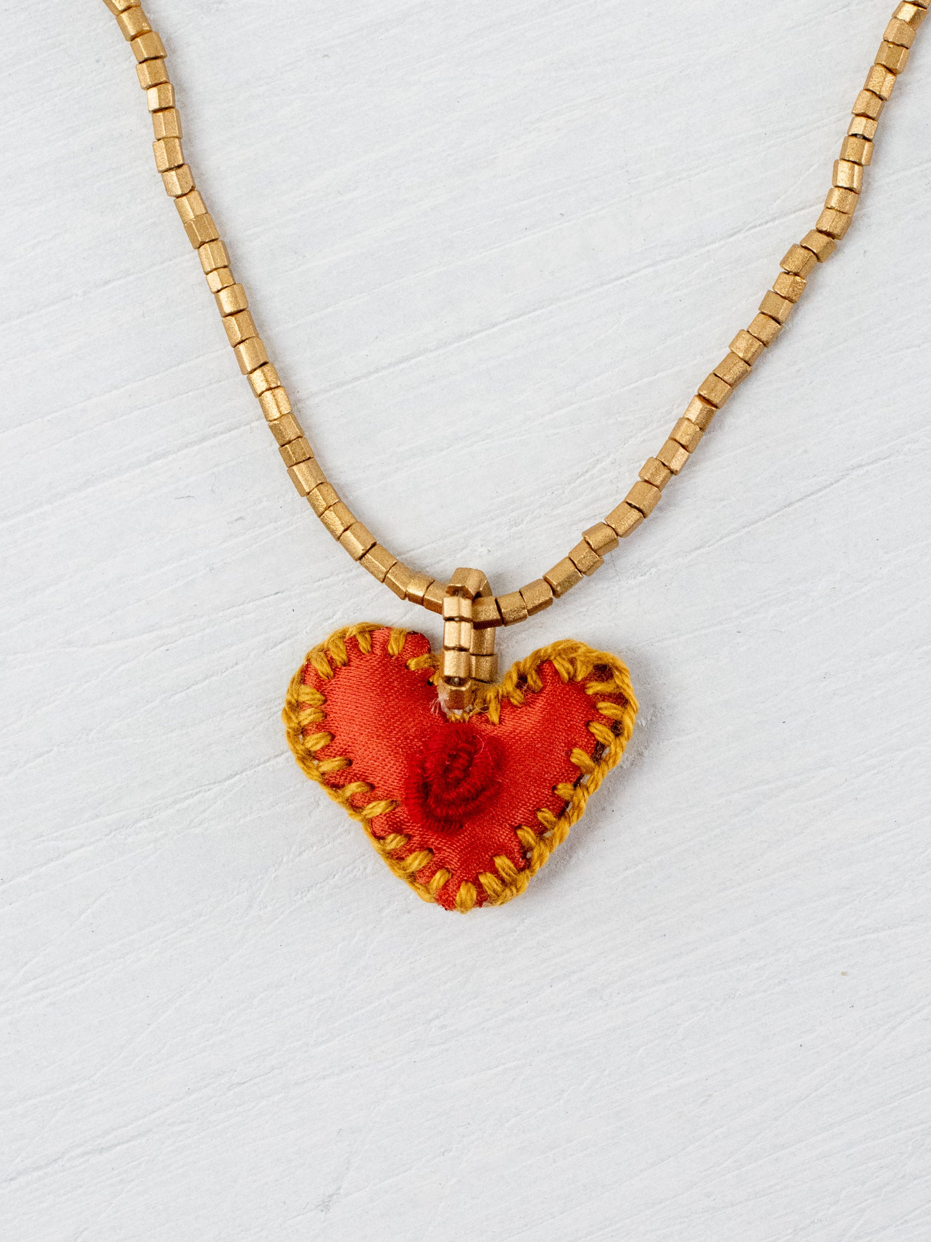 Collar corazón bordado mini