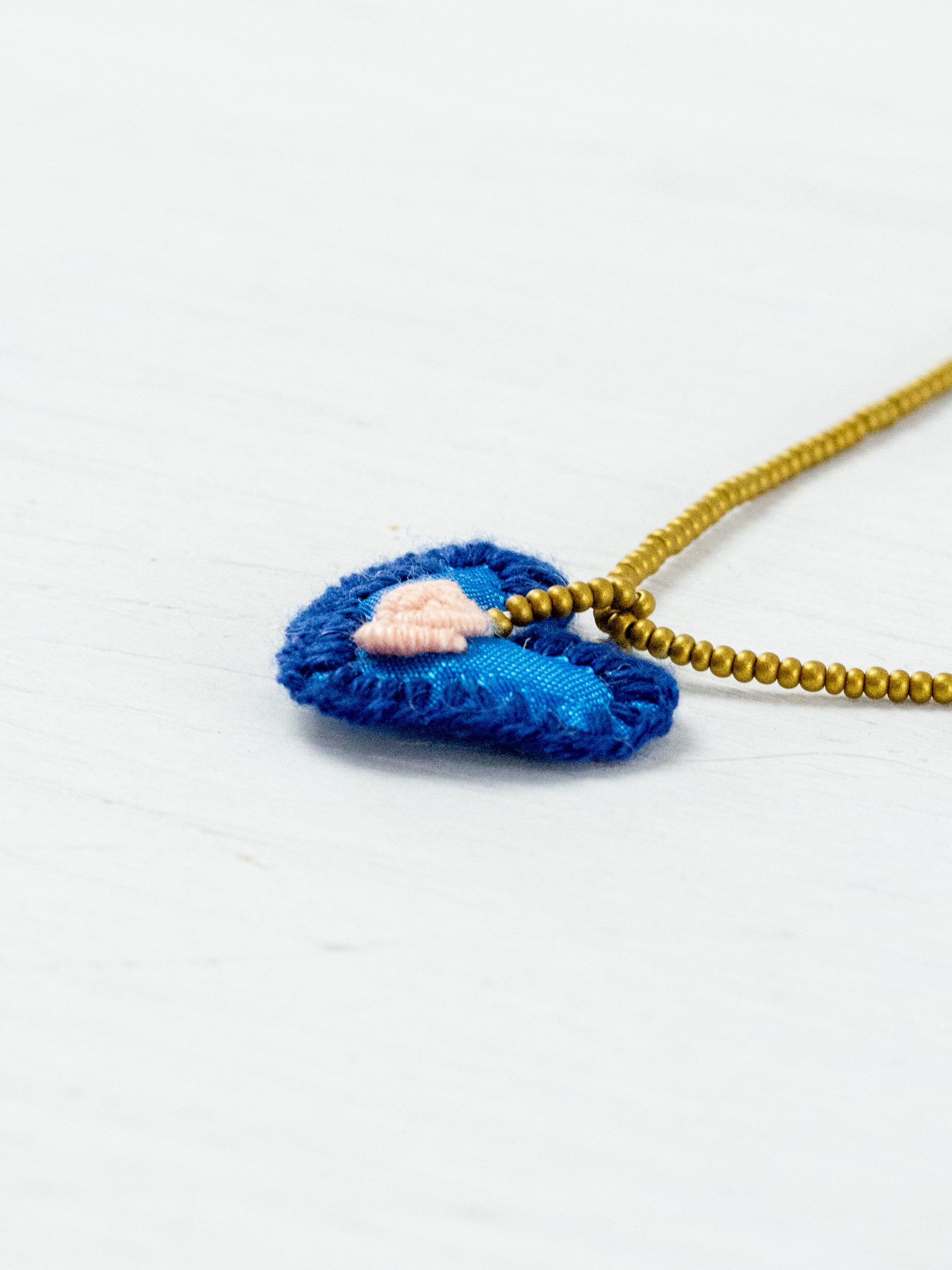 Collar corazón bordado mini