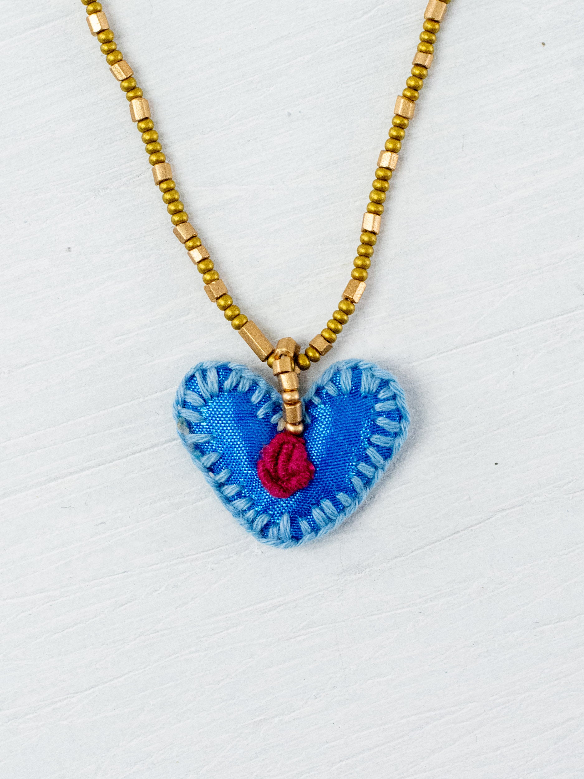 Collar corazón bordado mini