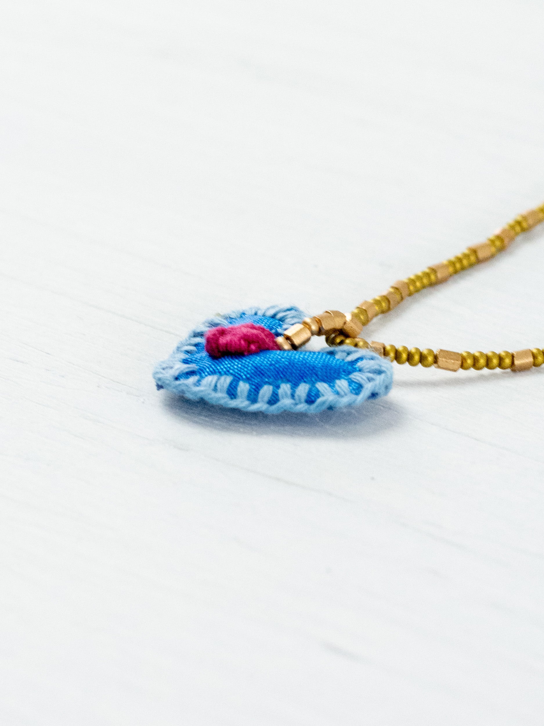 Collar corazón bordado mini