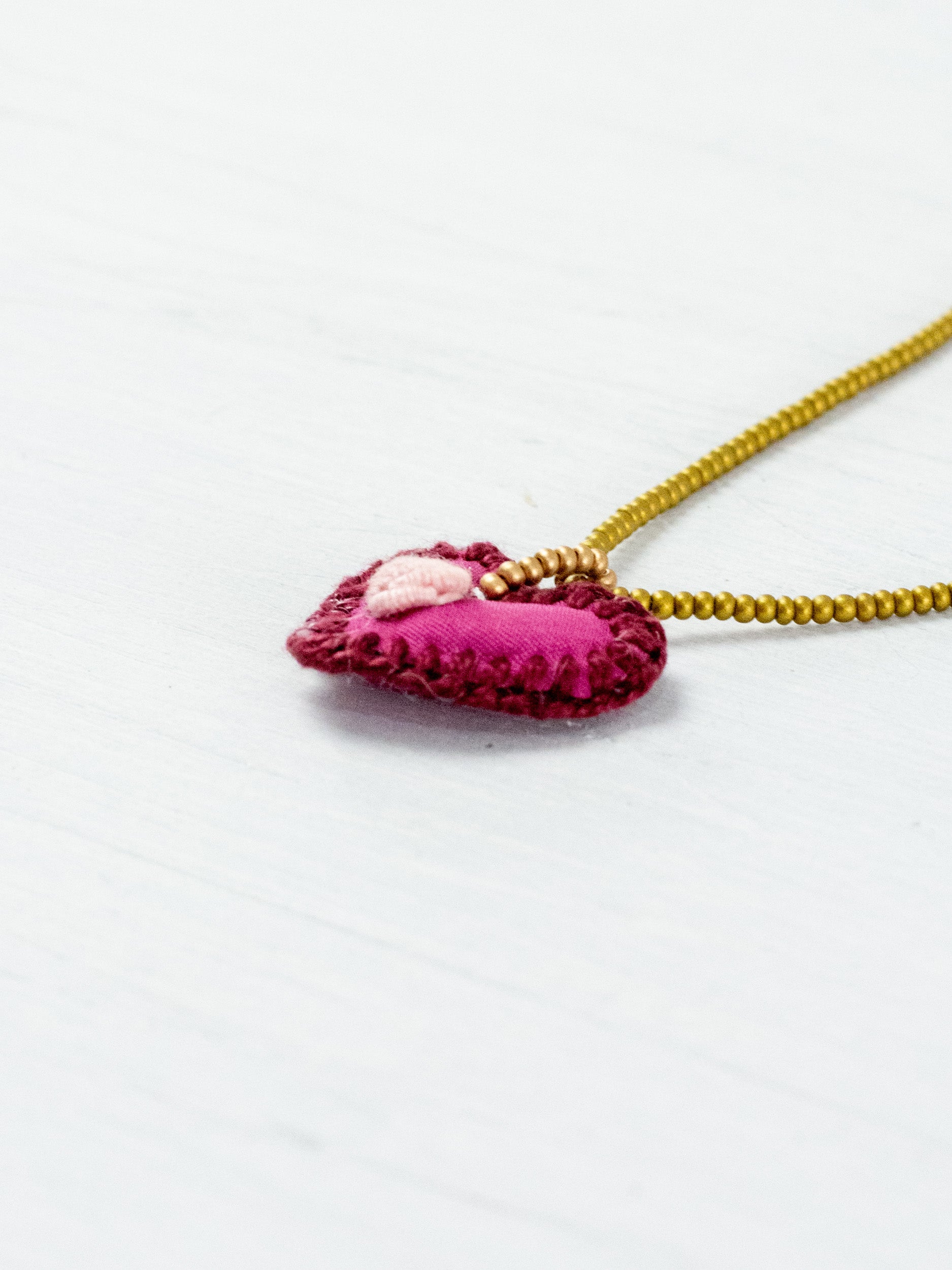 Collar corazón bordado mini