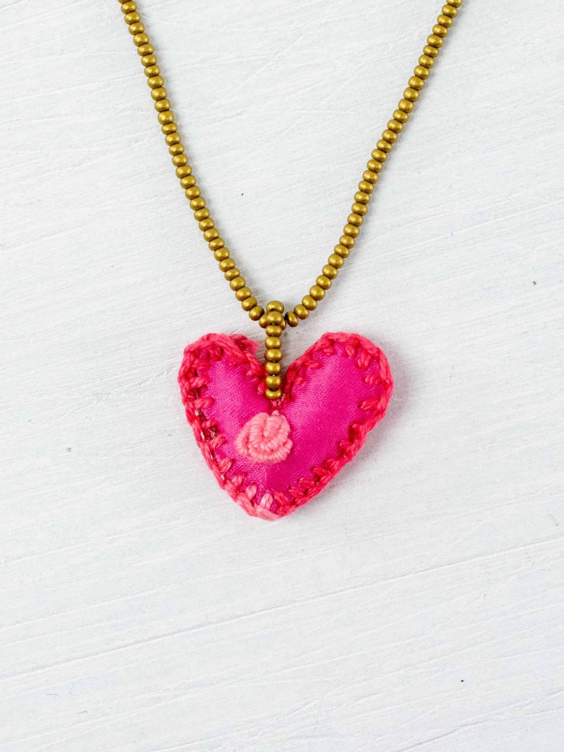 Collar corazón bordado mini