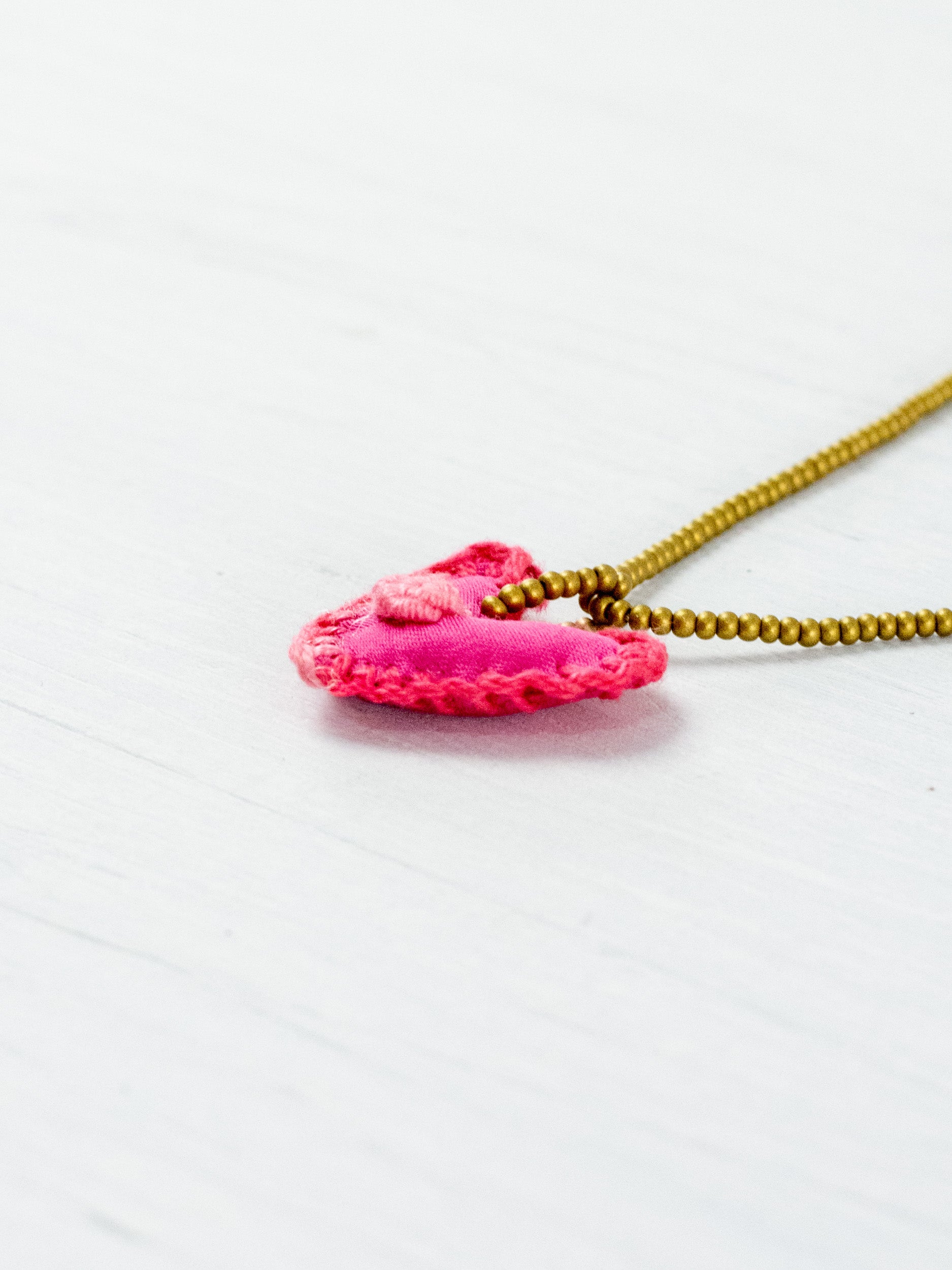 Collar corazón bordado mini