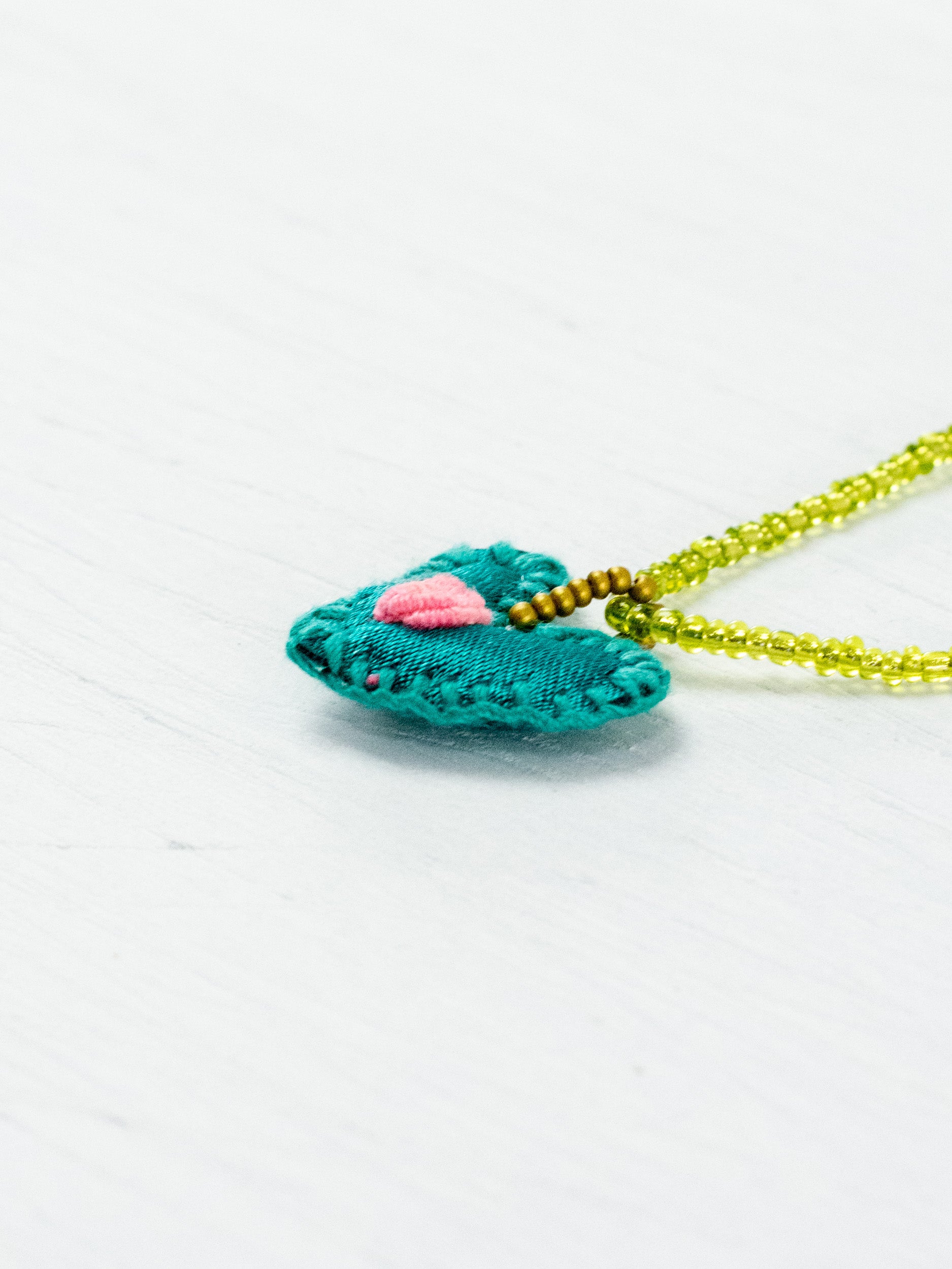 Collar corazón bordado mini