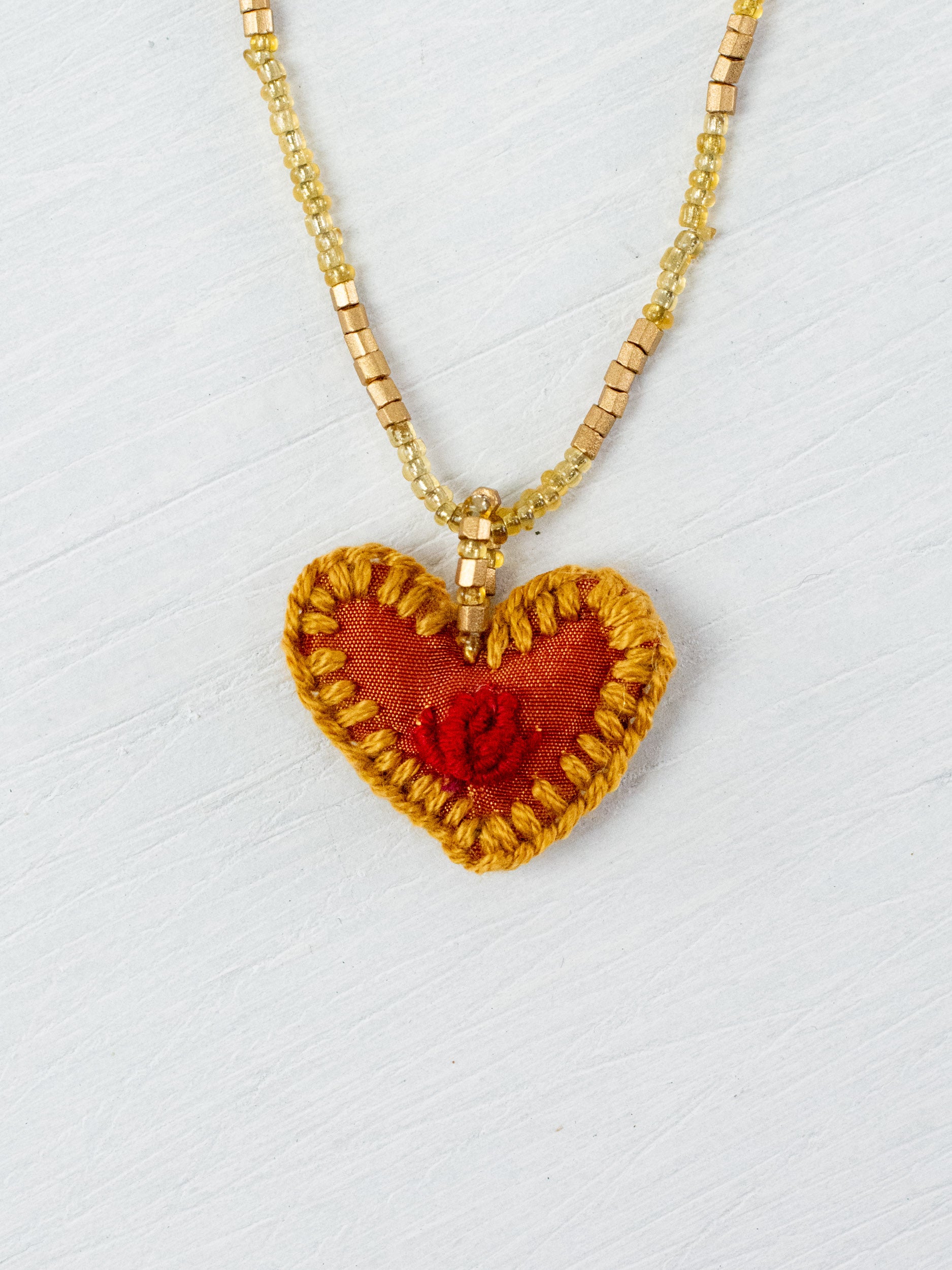 Collar corazón bordado mini