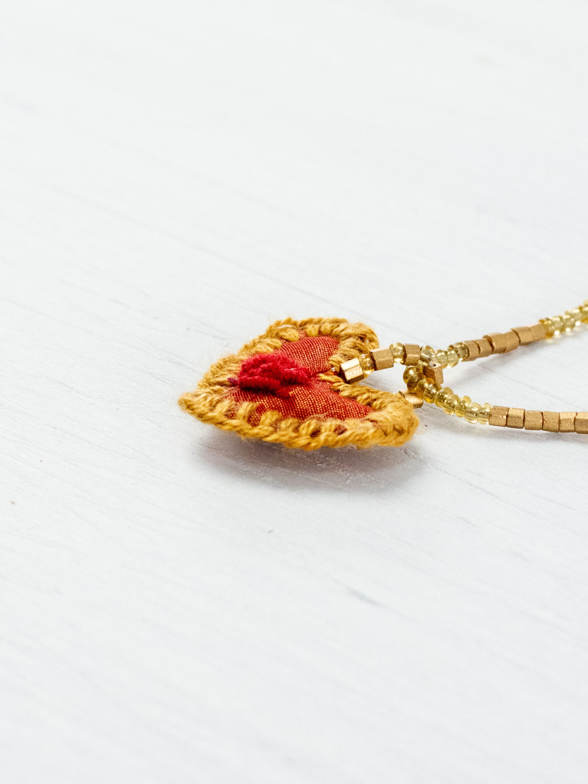 Collar corazón bordado mini