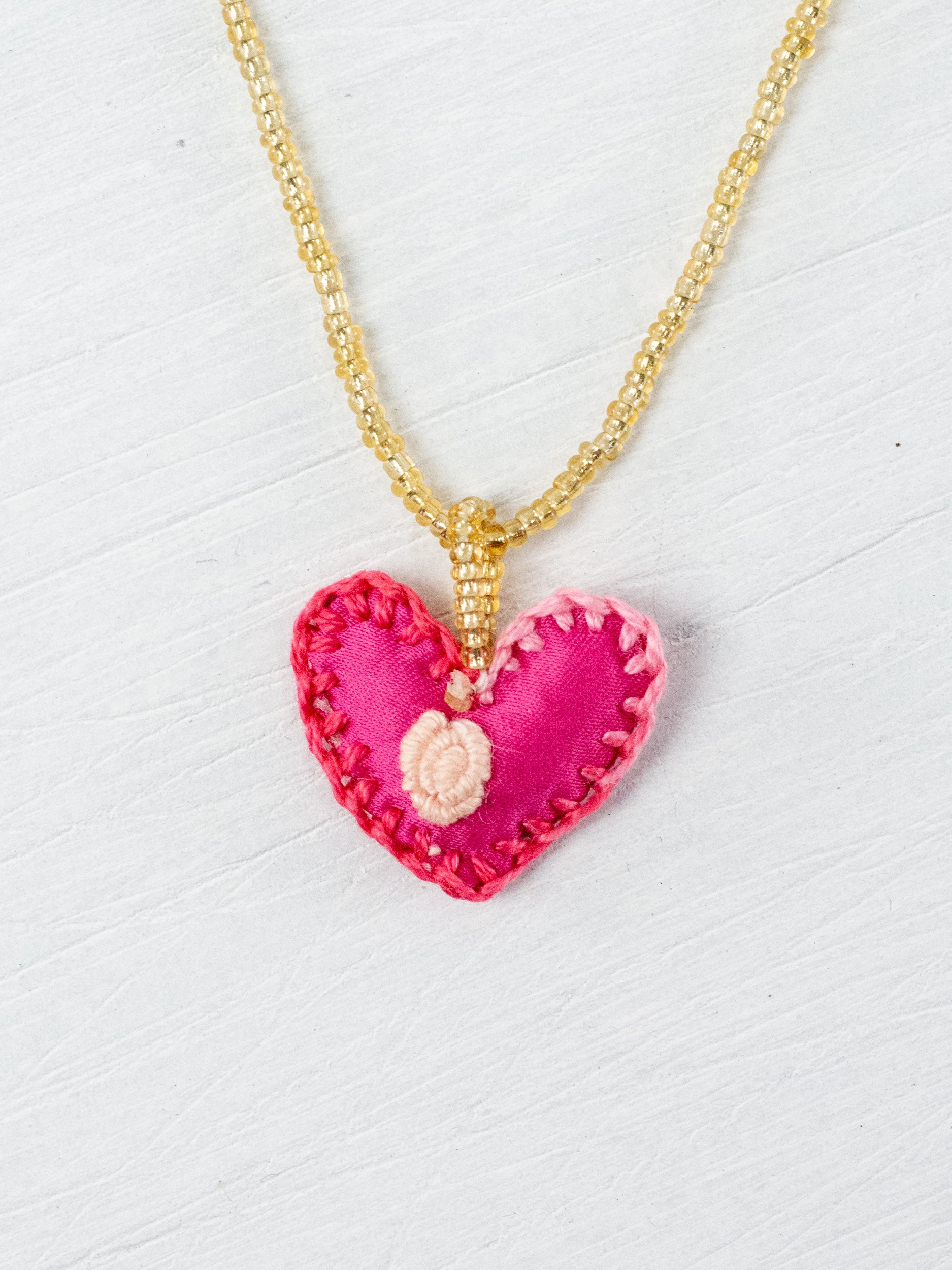 Collar corazón bordado mini